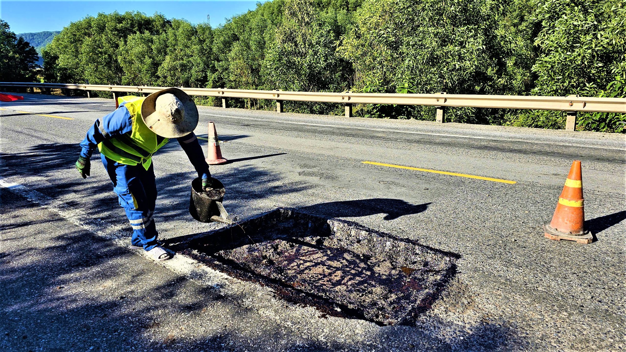 Khôi phục giao thông qua miền Trung sau bão số 13- Ảnh 2.