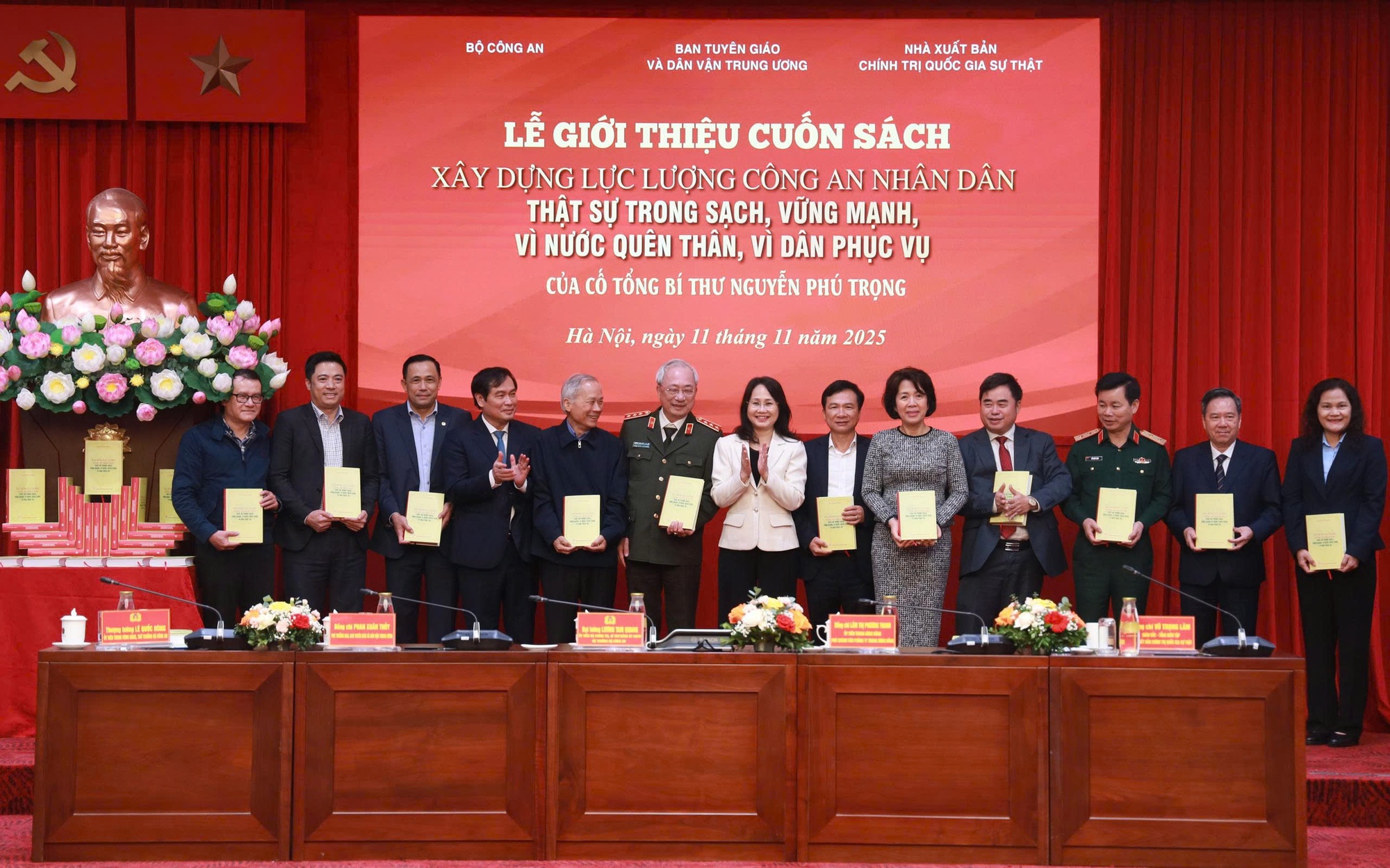 Cuốn sách của cố Tổng Bí thư Nguyễn Phú Trọng là tư liệu quý, 'kim chỉ nam' cho lực lượng Công an- Ảnh 4. Cuốn sách của cố Tổng Bí thư Nguyễn Phú Trọng là tư liệu quý, 'kim chỉ nam' cho lực lượng Công an- Ảnh 4.