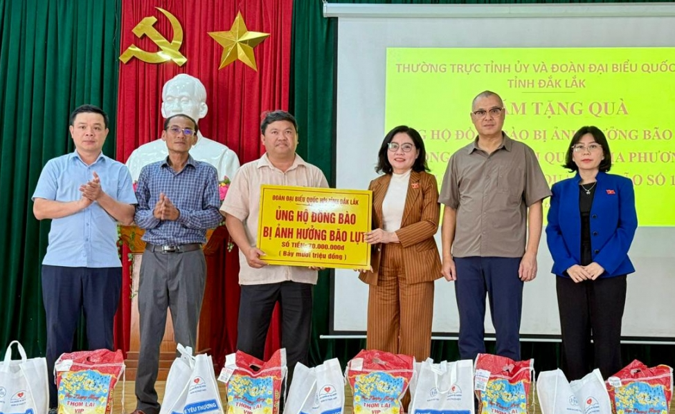 Đắk Lắk hỗ trợ người dân chịu ảnh hưởng bởi bão số 13- Ảnh 1.