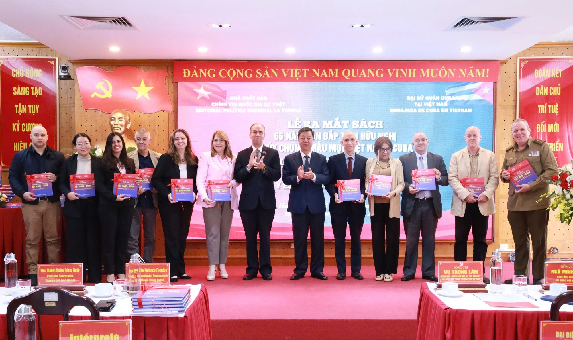 Ấn phẩm đặc biệt về tình hữu nghị thủy chung hiếm có giữa Việt Nam và Cuba- Ảnh 3. Ấn phẩm đặc biệt về tình hữu nghị thủy chung hiếm có giữa Việt Nam và Cuba- Ảnh 3.