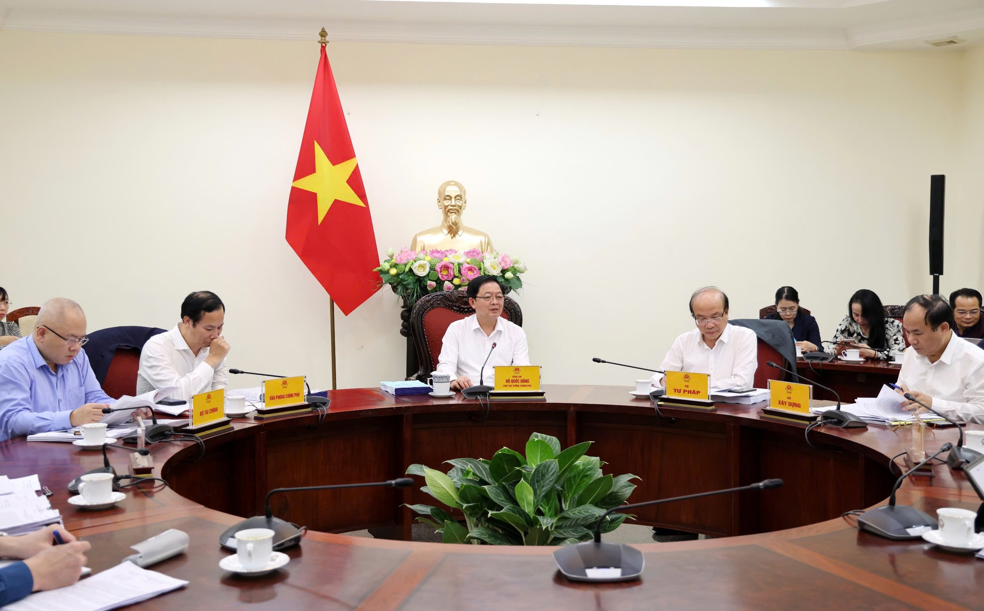 Phó Thủ tướng Hồ Quốc Dũng yêu cầu không để điểm nghẽn thể chế kéo dài sang năm 2026- Ảnh 4.