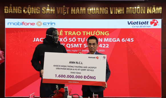 photo-1762951800614 photo-1762951800614