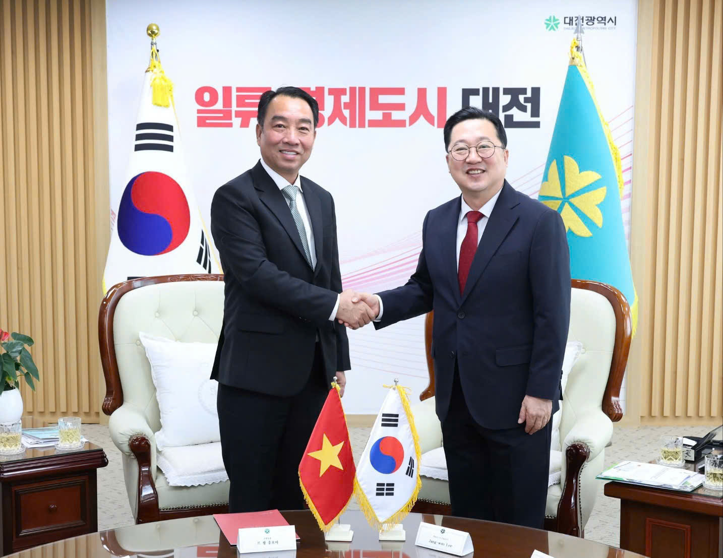 Kinh tế - xã hội Vĩnh Long khởi sắc, tạo đà về đích các mục tiêu năm 2025- Ảnh 2.