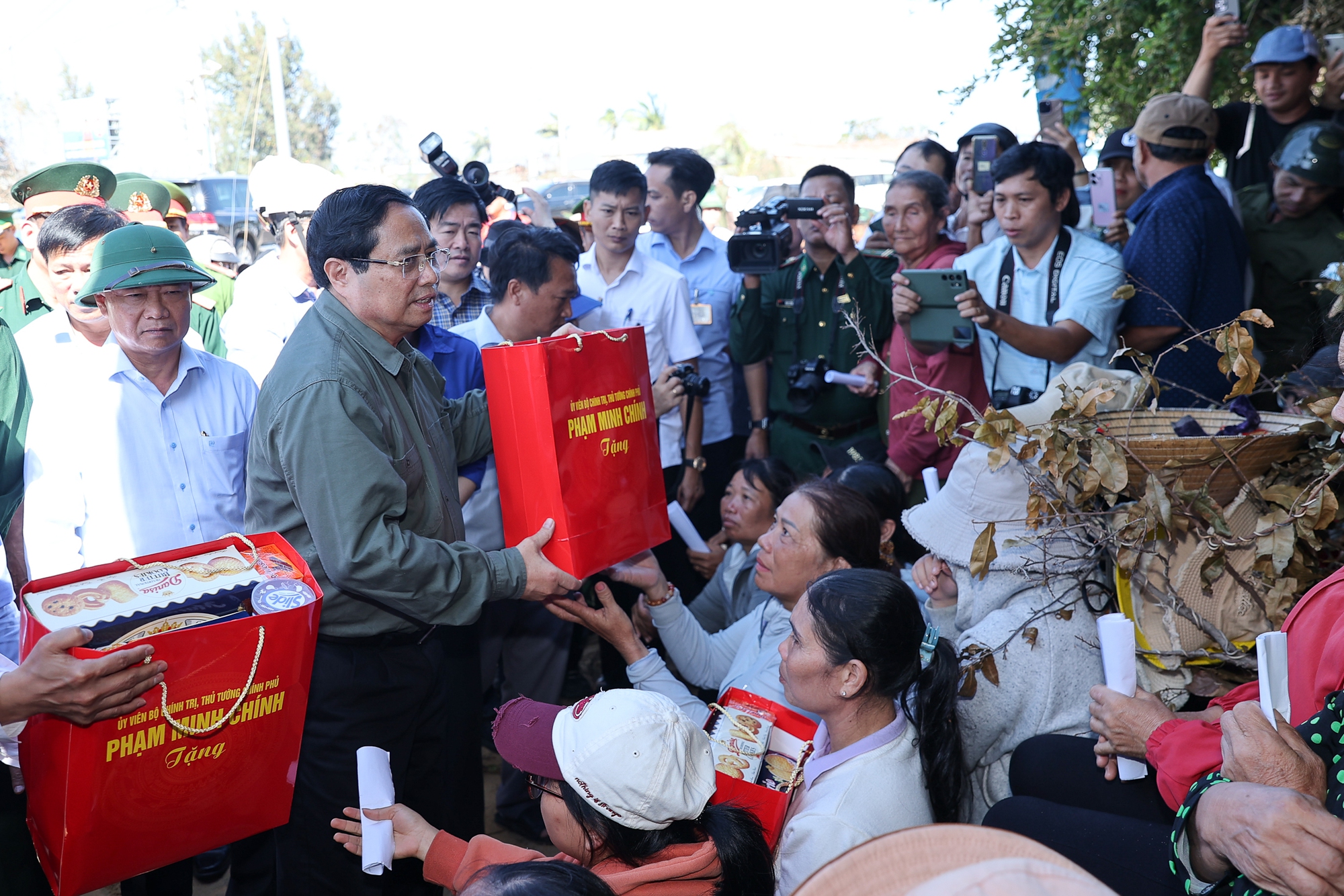 Thủ tướng: Nỗ lực cao nhất hỗ trợ doanh nghiệp sau bão, không phân biệt doanh nghiệp Nhà nước hay tư nhân- Ảnh 9.