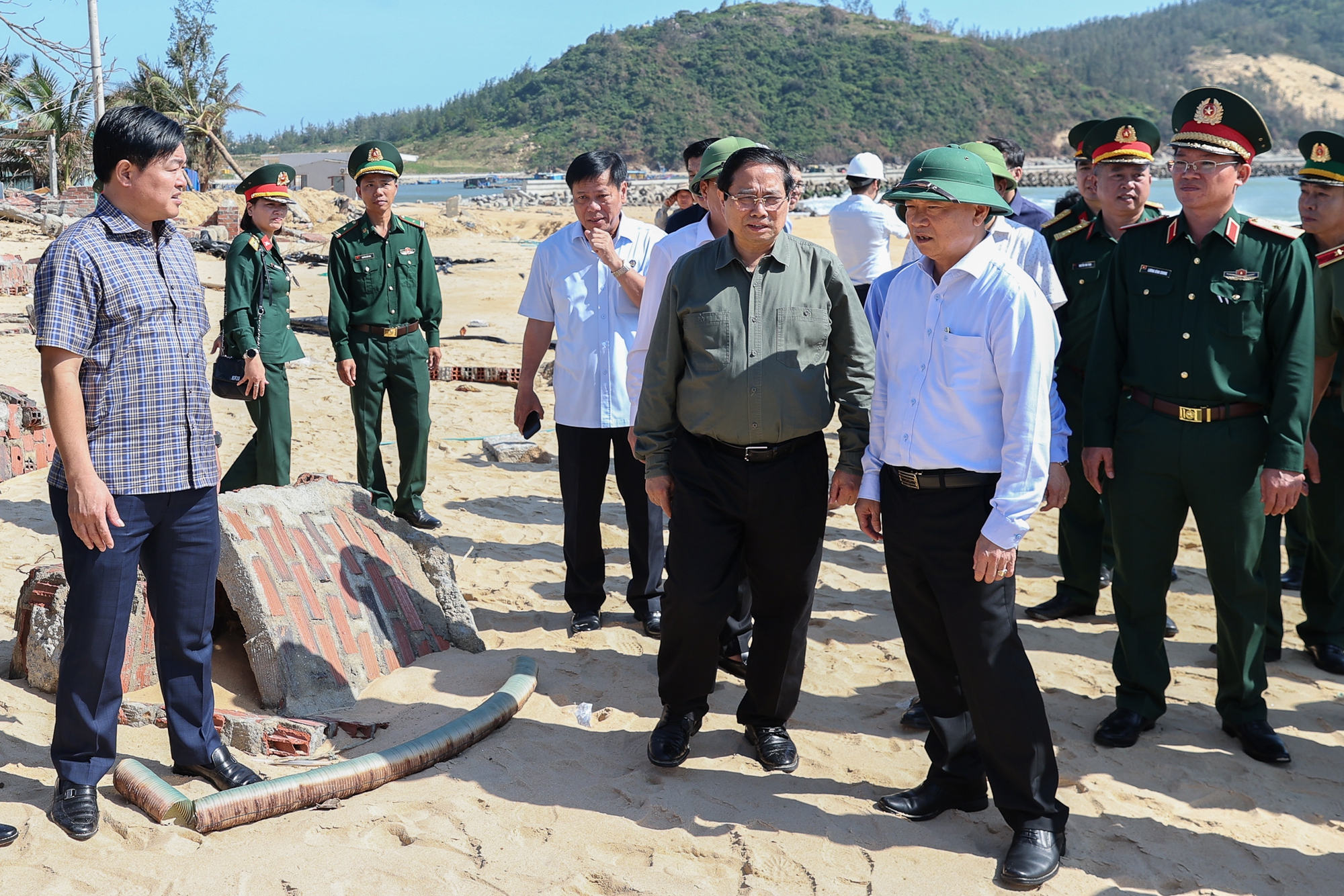 Thủ tướng: Nỗ lực cao nhất hỗ trợ doanh nghiệp sau bão, không phân biệt doanh nghiệp Nhà nước hay tư nhân- Ảnh 4.