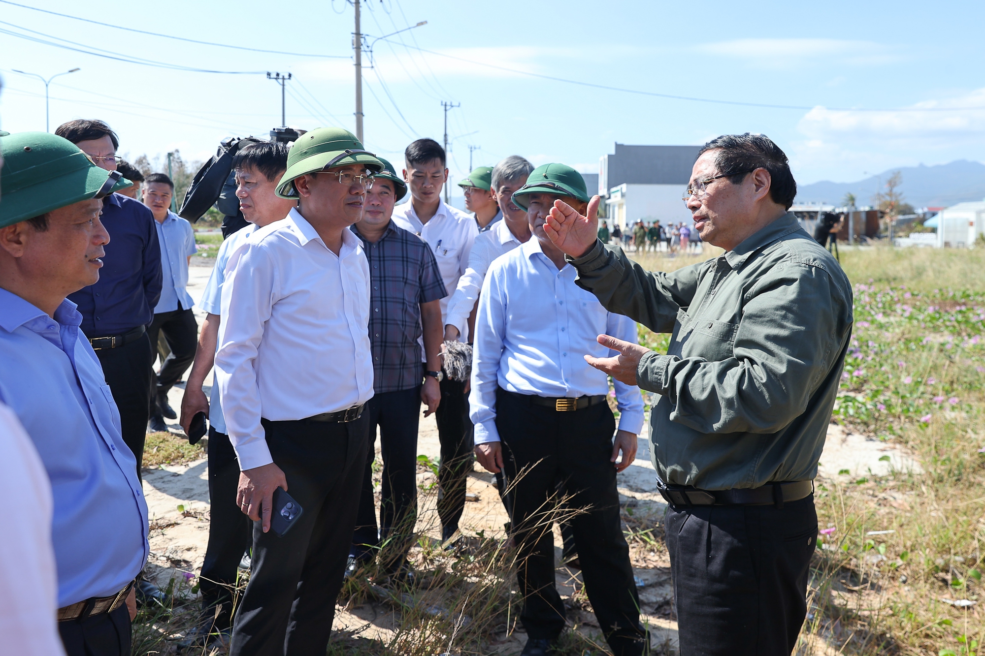 Thủ tướng: Nỗ lực cao nhất hỗ trợ doanh nghiệp sau bão, không phân biệt doanh nghiệp Nhà nước hay tư nhân- Ảnh 5.
