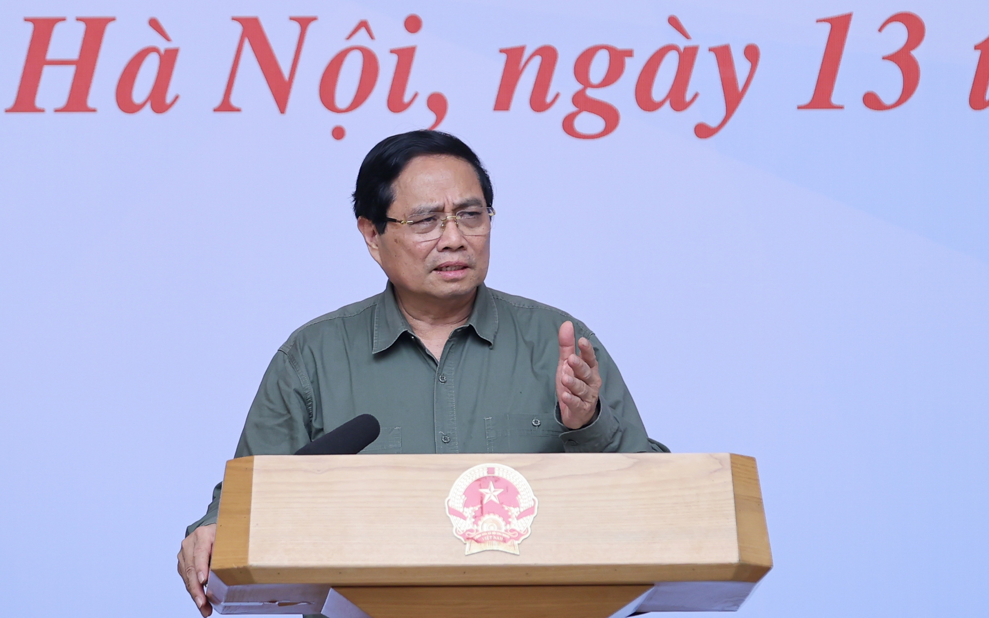 Thủ tướng: Khẩn trương xây dựng lại 1.900 nhà sập đổ, 67.000 nhà tốc mái cho đồng bào miền Trung