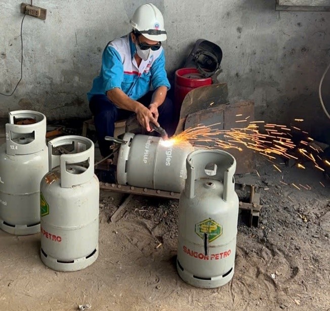 Đồng Tháp: Tiêu hủy gần 500 chai LPG giả mạo nhãn hiệu- Ảnh 2.
