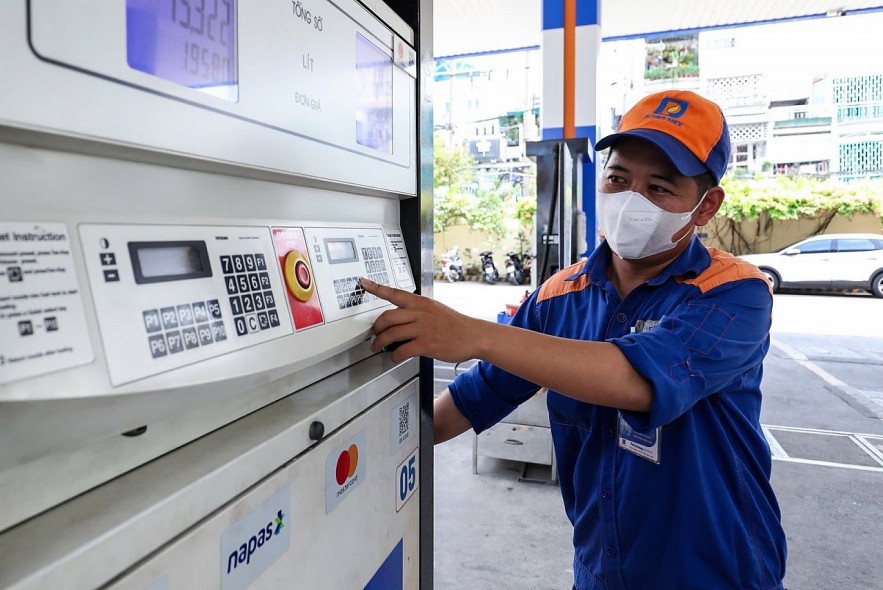 Chiều 13/11: Giá xăng tăng nhẹ- Ảnh 1. Chiều 13/11: Giá xăng tăng nhẹ- Ảnh 1.