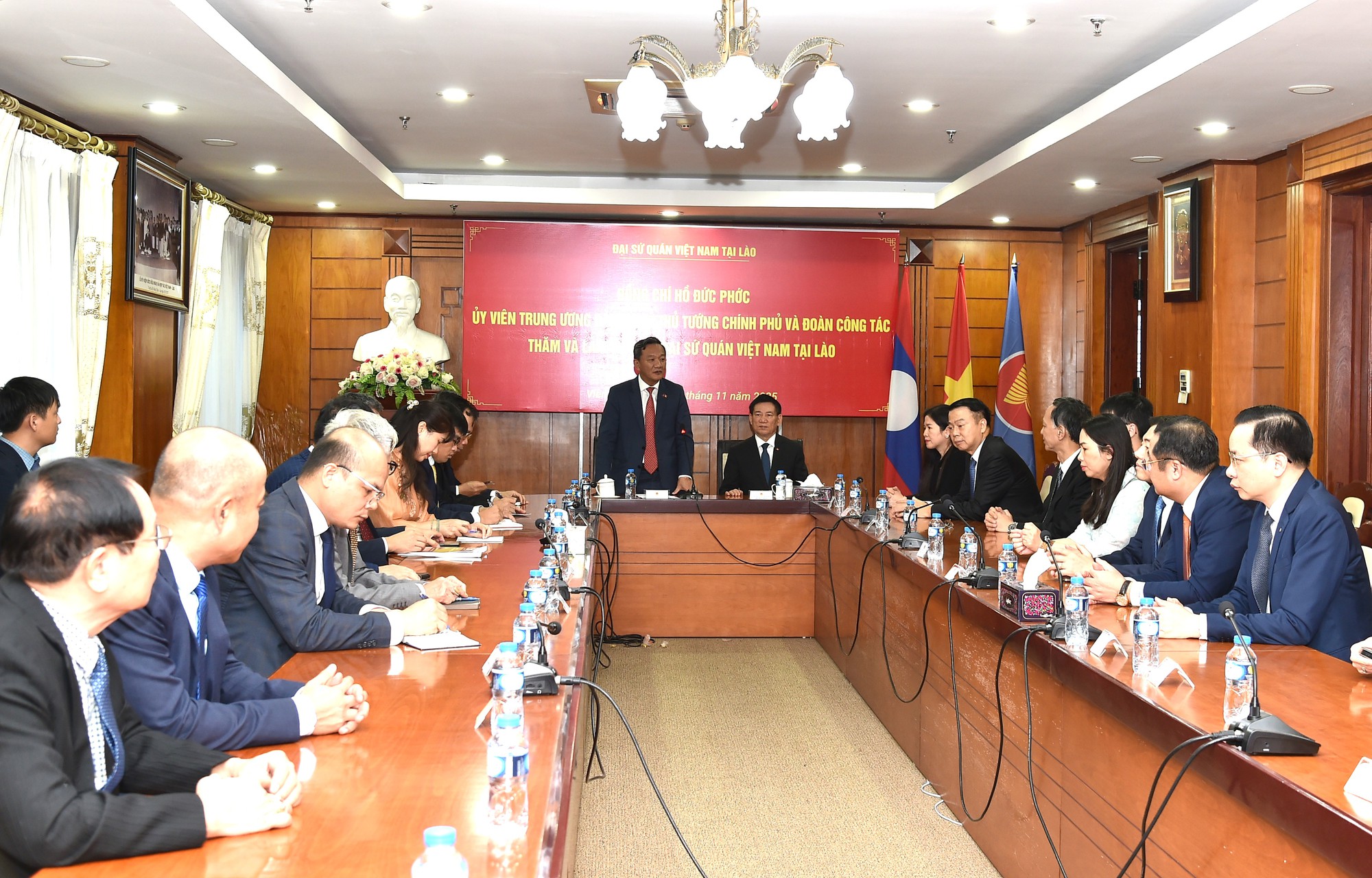 Phó Thủ tướng Hồ Đức Phớc hội kiến Thủ tướng Lào Sonexay Siphandone- Ảnh 5.