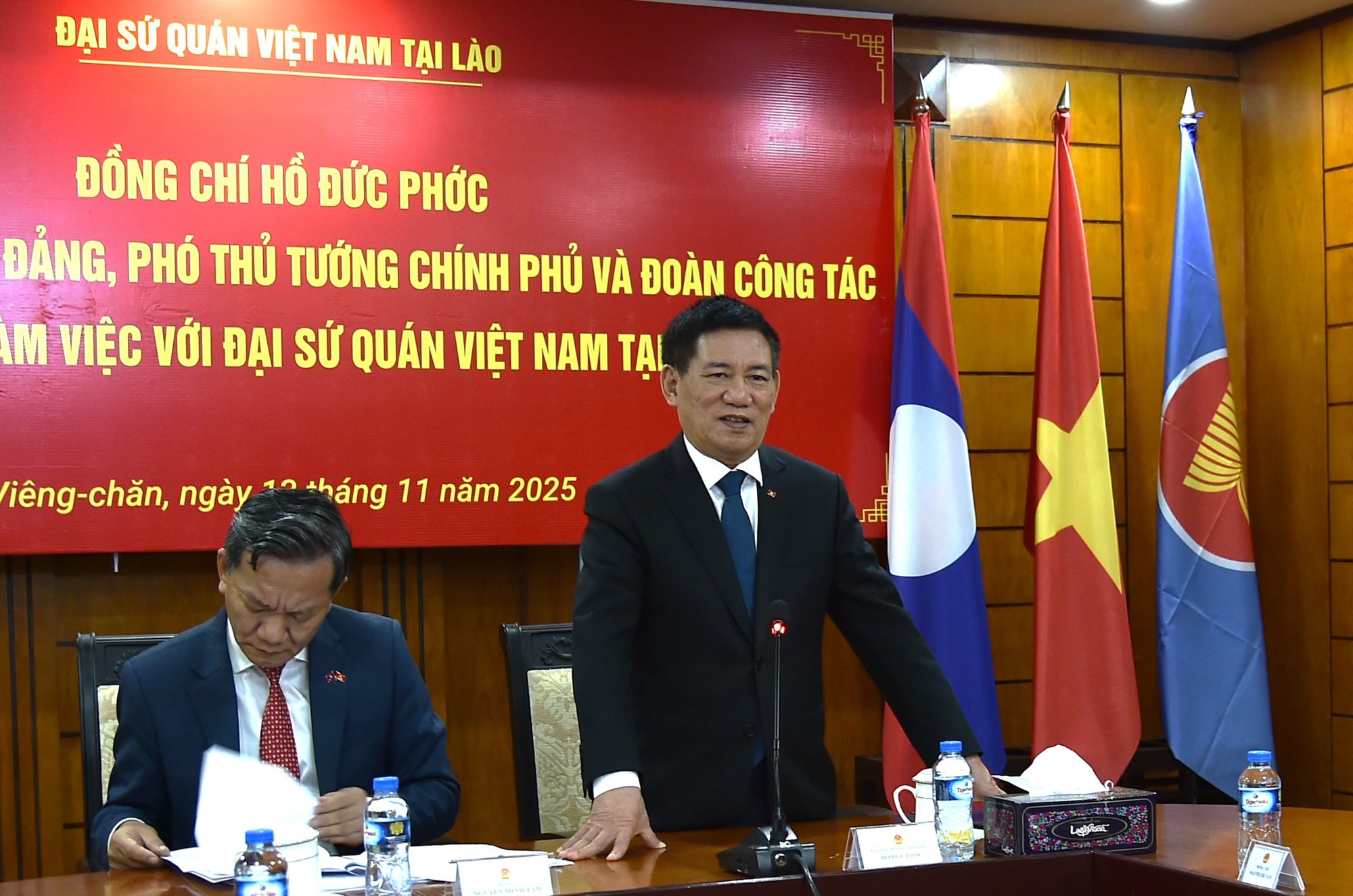 Phó Thủ tướng Hồ Đức Phớc hội kiến Thủ tướng Lào Sonexay Siphandone- Ảnh 4.