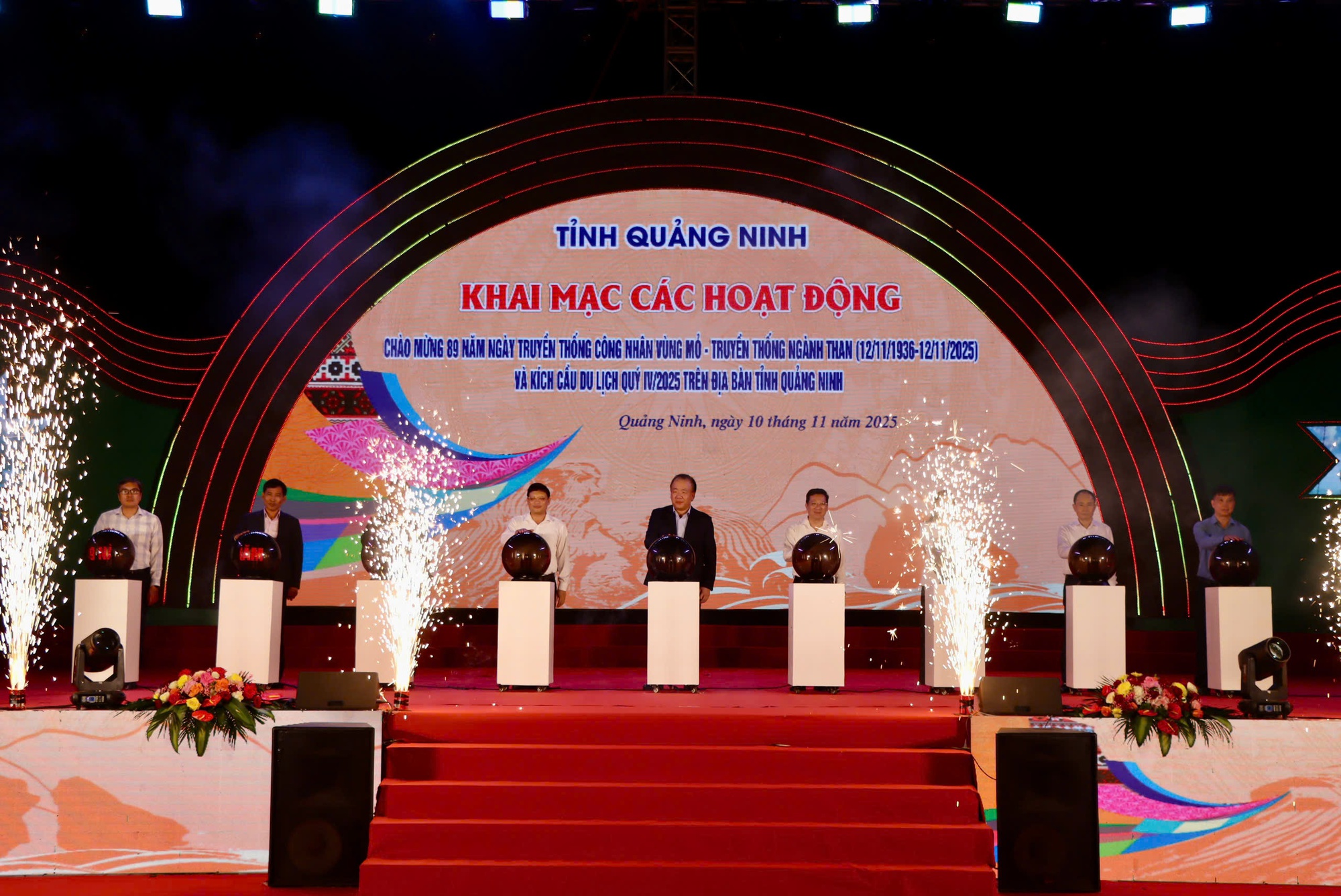 Người tiêu dùng hào hứng phân biệt hàng thật-giả tại Triển lãm sắc Thu Quảng Ninh 2025- Ảnh 1. Người tiêu dùng hào hứng phân biệt hàng thật-giả tại Triển lãm sắc Thu Quảng Ninh 2025- Ảnh 1.