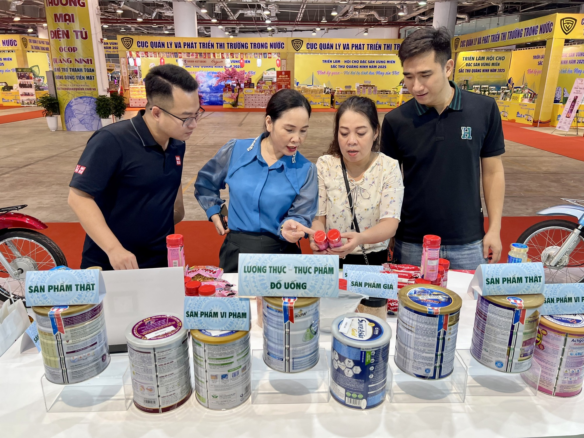 Người tiêu dùng hào hứng phân biệt hàng thật-giả tại Triển lãm sắc Thu Quảng Ninh 2025- Ảnh 3. Người tiêu dùng hào hứng phân biệt hàng thật-giả tại Triển lãm sắc Thu Quảng Ninh 2025- Ảnh 3.