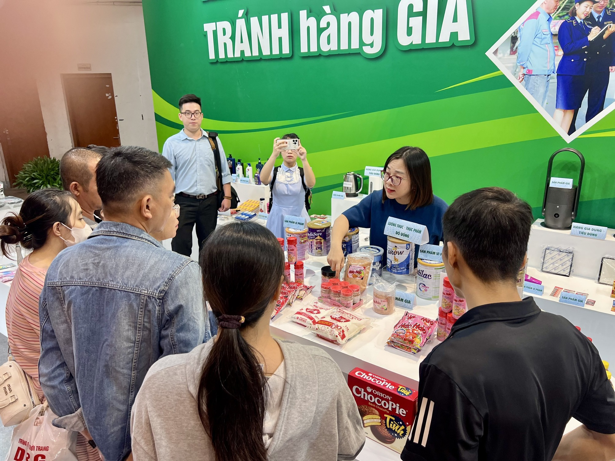 Người tiêu dùng hào hứng phân biệt hàng thật-giả tại Triển lãm sắc Thu Quảng Ninh 2025- Ảnh 6. Người tiêu dùng hào hứng phân biệt hàng thật-giả tại Triển lãm sắc Thu Quảng Ninh 2025- Ảnh 6.