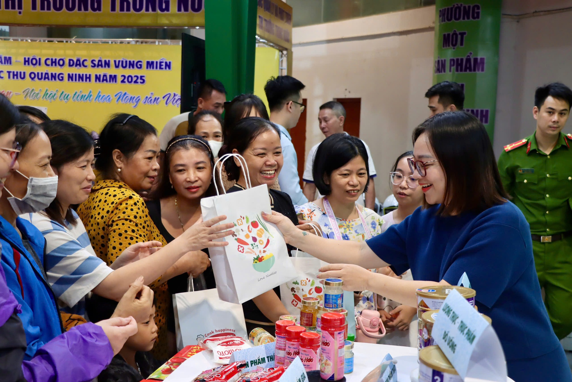 Người tiêu dùng hào hứng phân biệt hàng thật-giả tại Triển lãm sắc Thu Quảng Ninh 2025- Ảnh 5. Người tiêu dùng hào hứng phân biệt hàng thật-giả tại Triển lãm sắc Thu Quảng Ninh 2025- Ảnh 5.