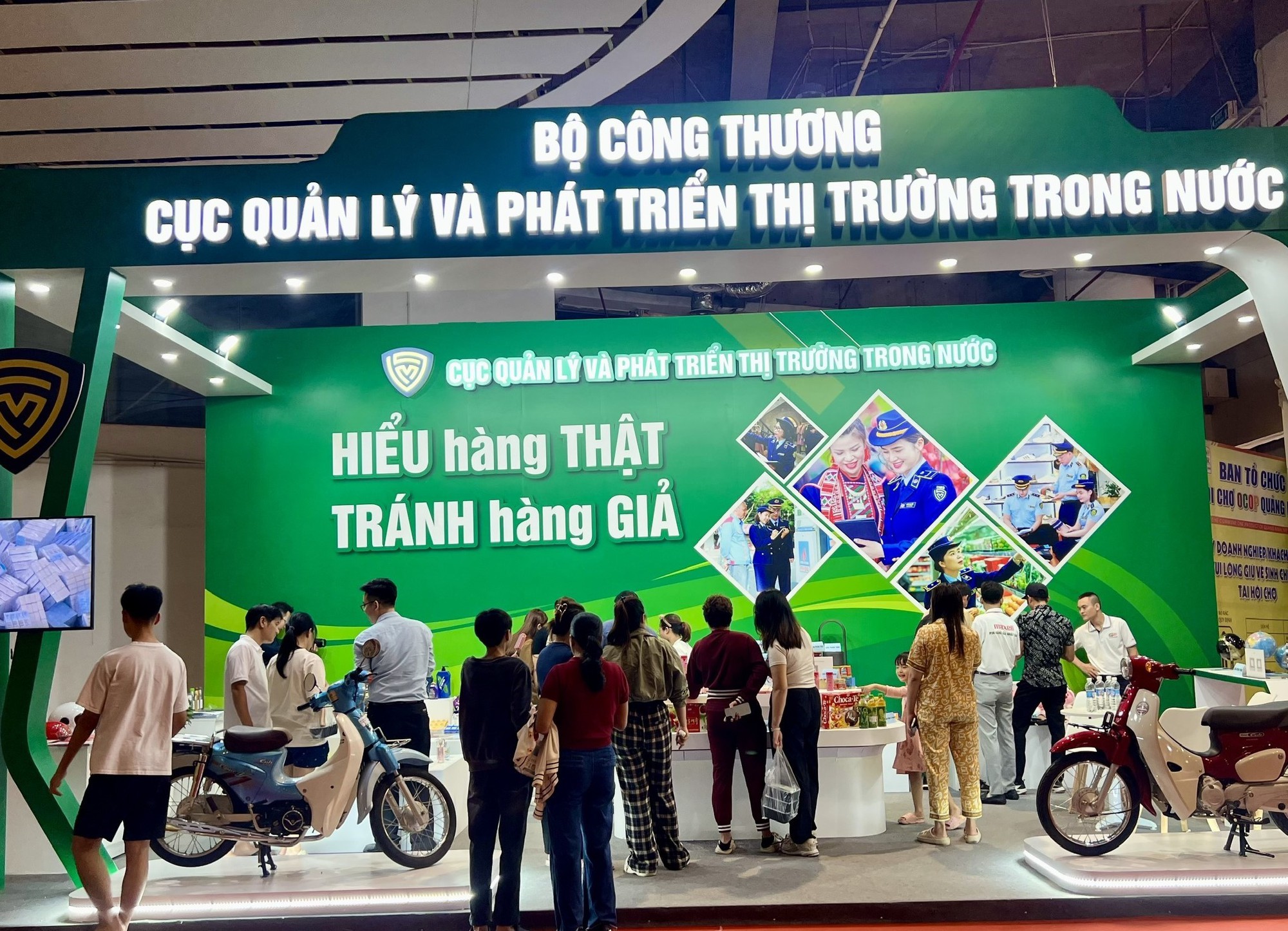 Người tiêu dùng hào hứng phân biệt hàng thật-giả tại Triển lãm sắc Thu Quảng Ninh 2025- Ảnh 2. Người tiêu dùng hào hứng phân biệt hàng thật-giả tại Triển lãm sắc Thu Quảng Ninh 2025- Ảnh 2.