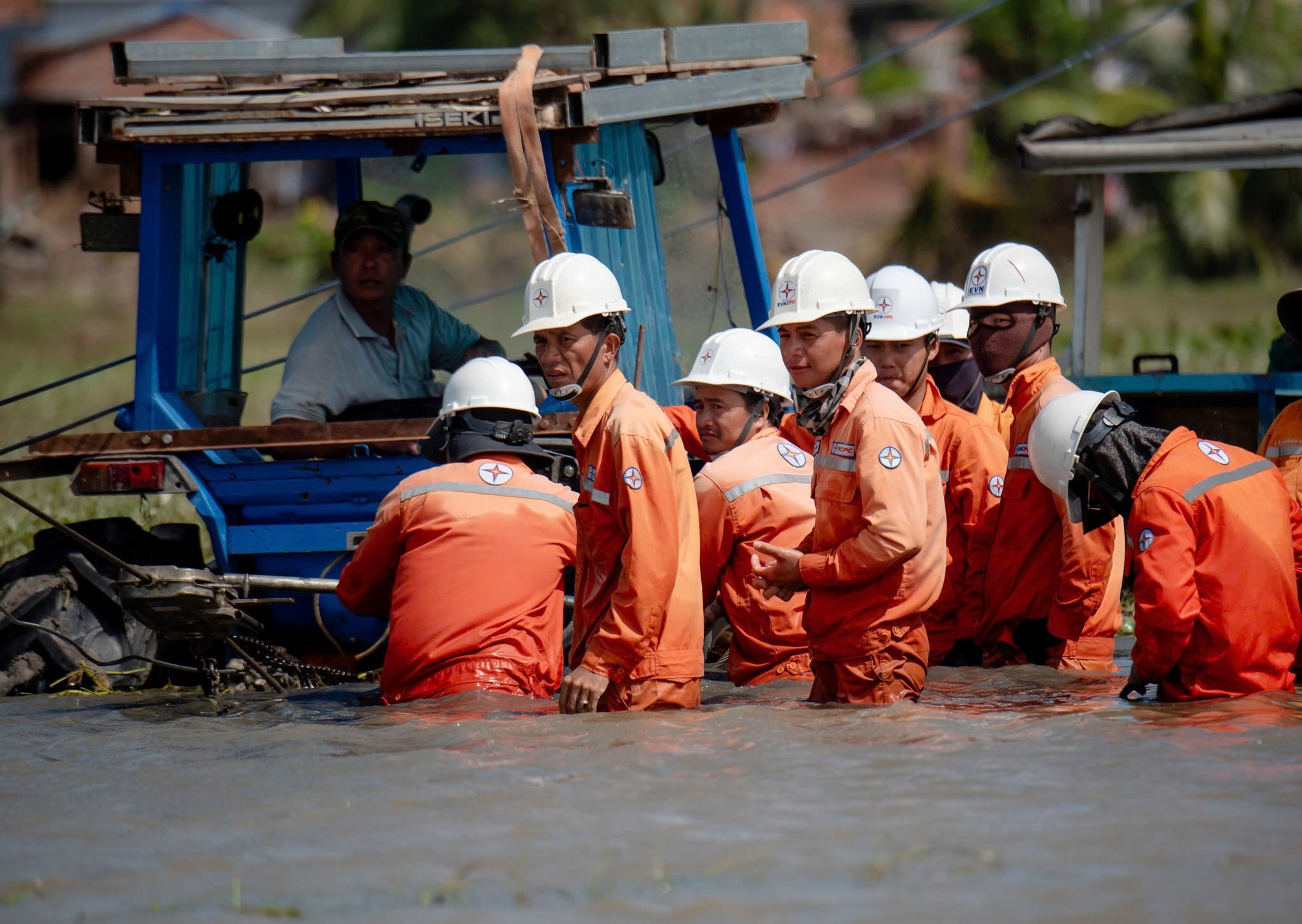 Hơn 99% khách hàng ở miền Trung – Tây Nguyên có điện trở lại sau bão số 13- Ảnh 1.