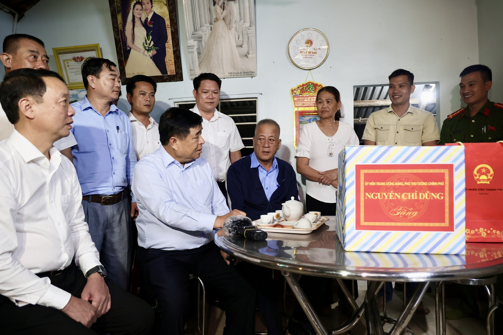 Phó Thủ tướng Nguyễn Chí Dũng thăm hỏi, động viên các gia đình bị ảnh hưởng bởi mưa lũ tại Huế- Ảnh 1. Phó Thủ tướng Nguyễn Chí Dũng thăm hỏi, động viên các gia đình bị ảnh hưởng bởi mưa lũ tại Huế- Ảnh 1.