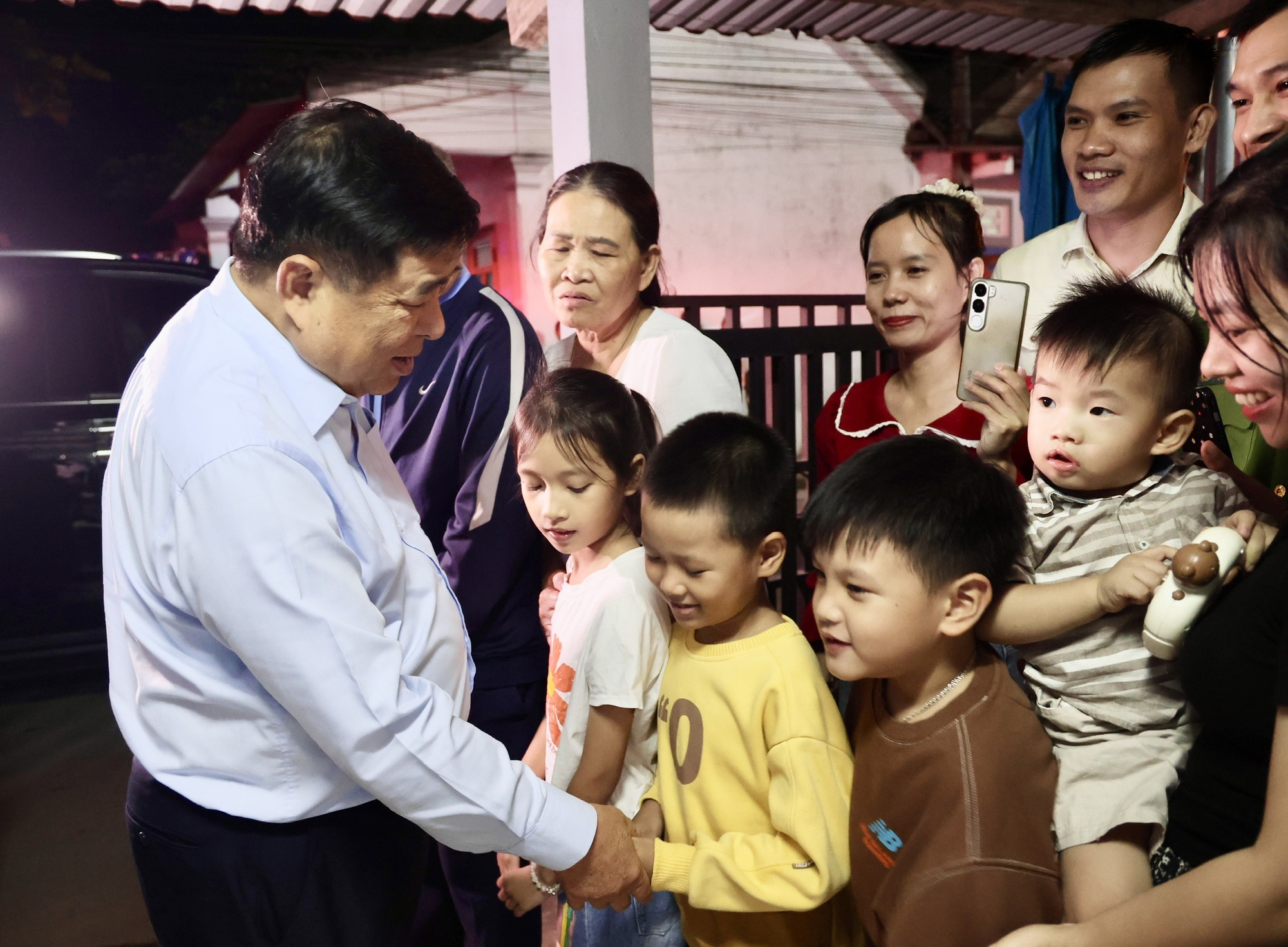 Phó Thủ tướng Nguyễn Chí Dũng thăm hỏi, động viên các gia đình bị ảnh hưởng bởi mưa lũ tại Huế- Ảnh 2. Phó Thủ tướng Nguyễn Chí Dũng thăm hỏi, động viên các gia đình bị ảnh hưởng bởi mưa lũ tại Huế- Ảnh 2.