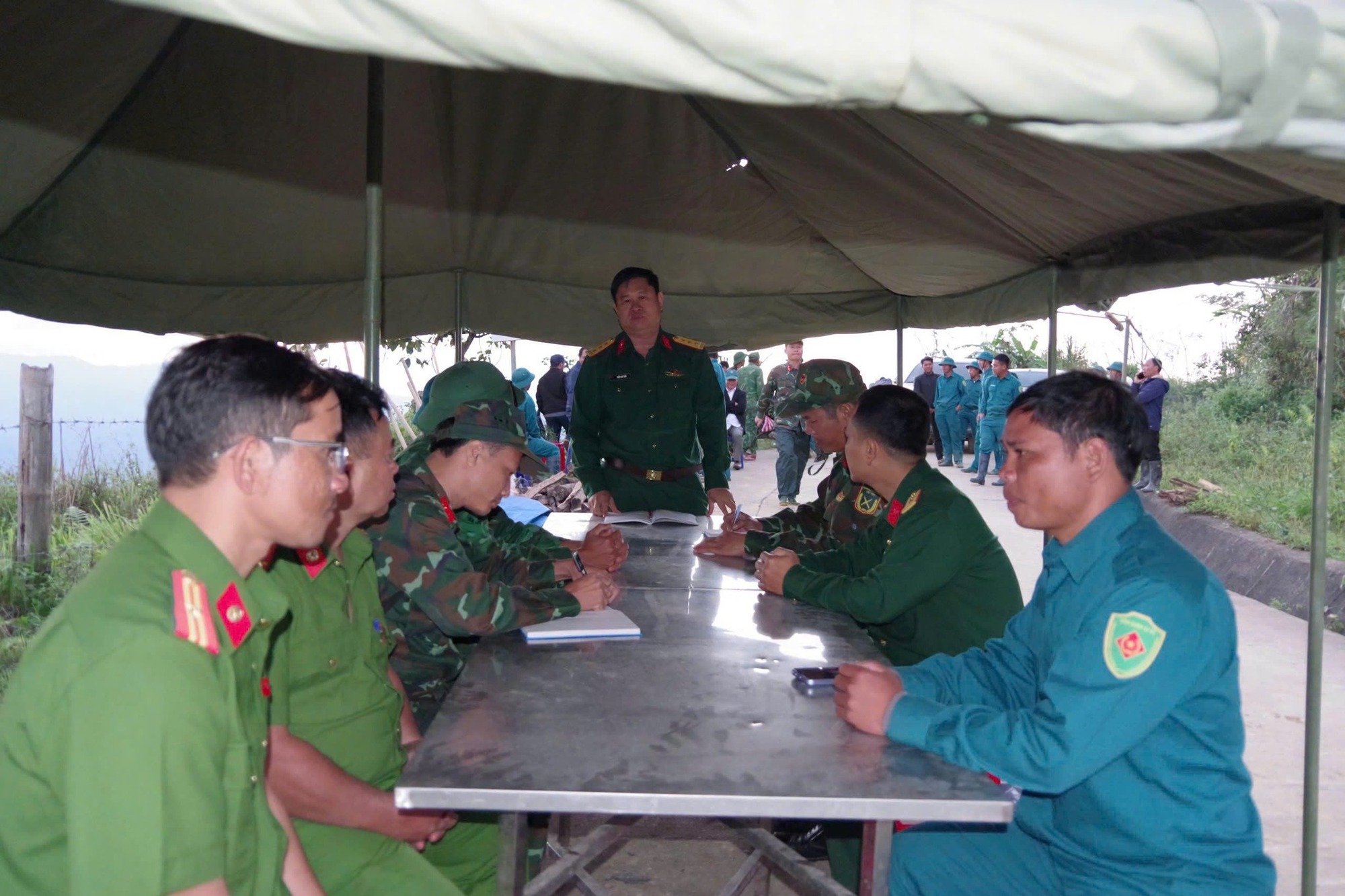 Quân đội lập sở chỉ huy tiền phương ứng phó với sạt lở núi ở Đà Nẵng- Ảnh 1. Quân đội lập sở chỉ huy tiền phương ứng phó với sạt lở núi ở Đà Nẵng- Ảnh 1.