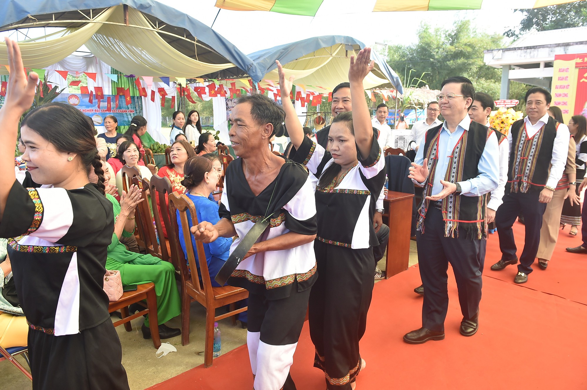 Phó Thủ tướng Mai Văn Chính dự ngày hội đại đoàn kết toàn dân tộc tại Khánh Hòa- Ảnh 1. Phó Thủ tướng Mai Văn Chính dự ngày hội đại đoàn kết toàn dân tộc tại Khánh Hòa- Ảnh 1.