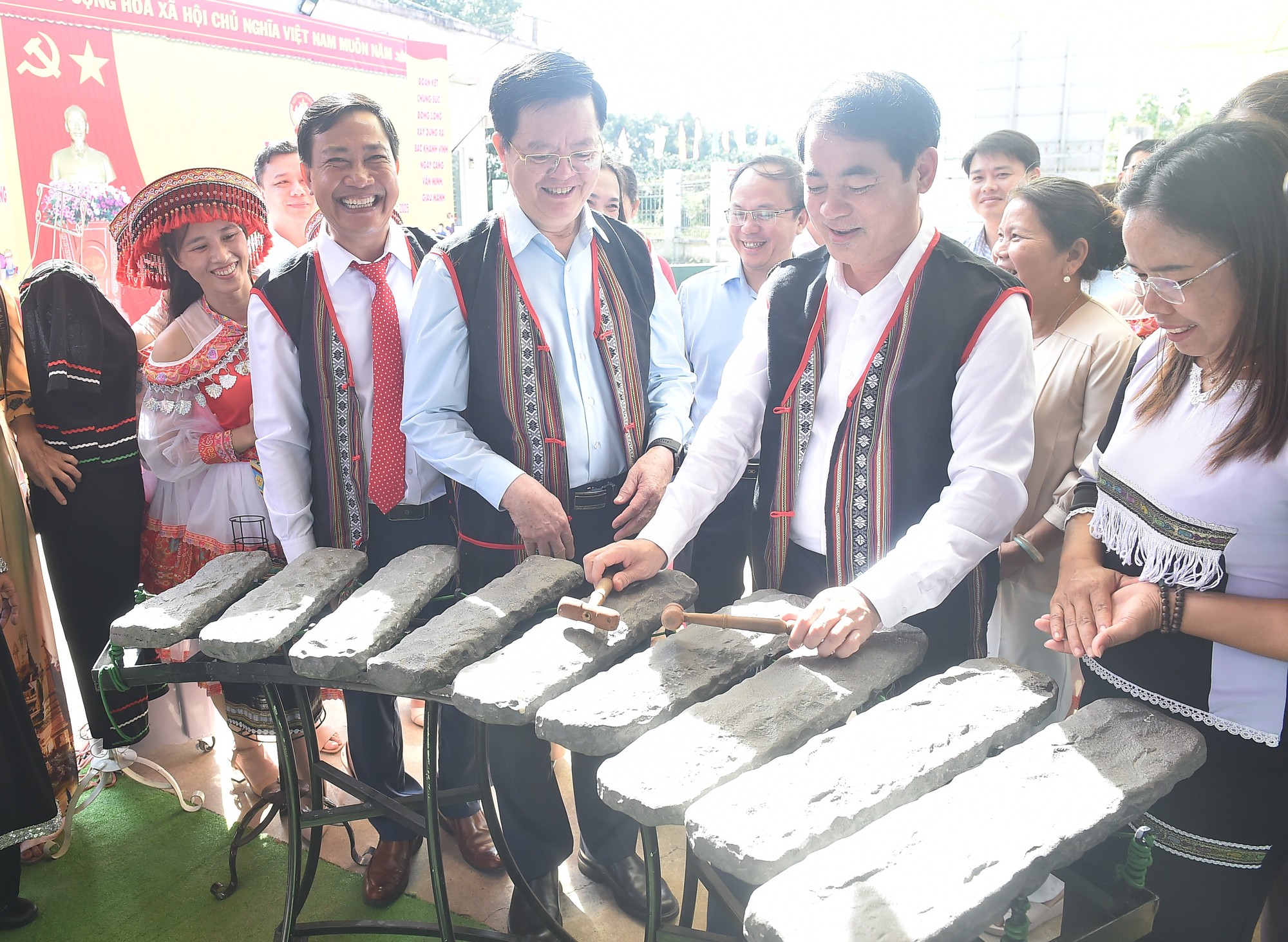 Phó Thủ tướng Mai Văn Chính dự ngày hội đại đoàn kết toàn dân tộc tại Khánh Hòa- Ảnh 5. Phó Thủ tướng Mai Văn Chính dự ngày hội đại đoàn kết toàn dân tộc tại Khánh Hòa- Ảnh 5.