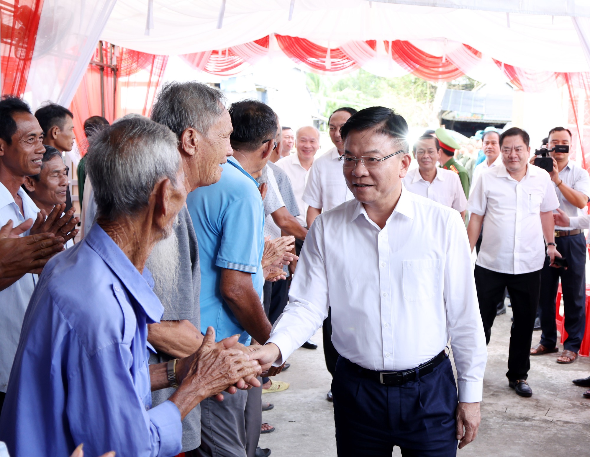 Phó Thủ tướng Lê Thành Long dự Ngày hội Đại đoàn kết toàn dân tộc tại An Giang- Ảnh 1. Phó Thủ tướng Lê Thành Long dự Ngày hội Đại đoàn kết toàn dân tộc tại An Giang- Ảnh 1.