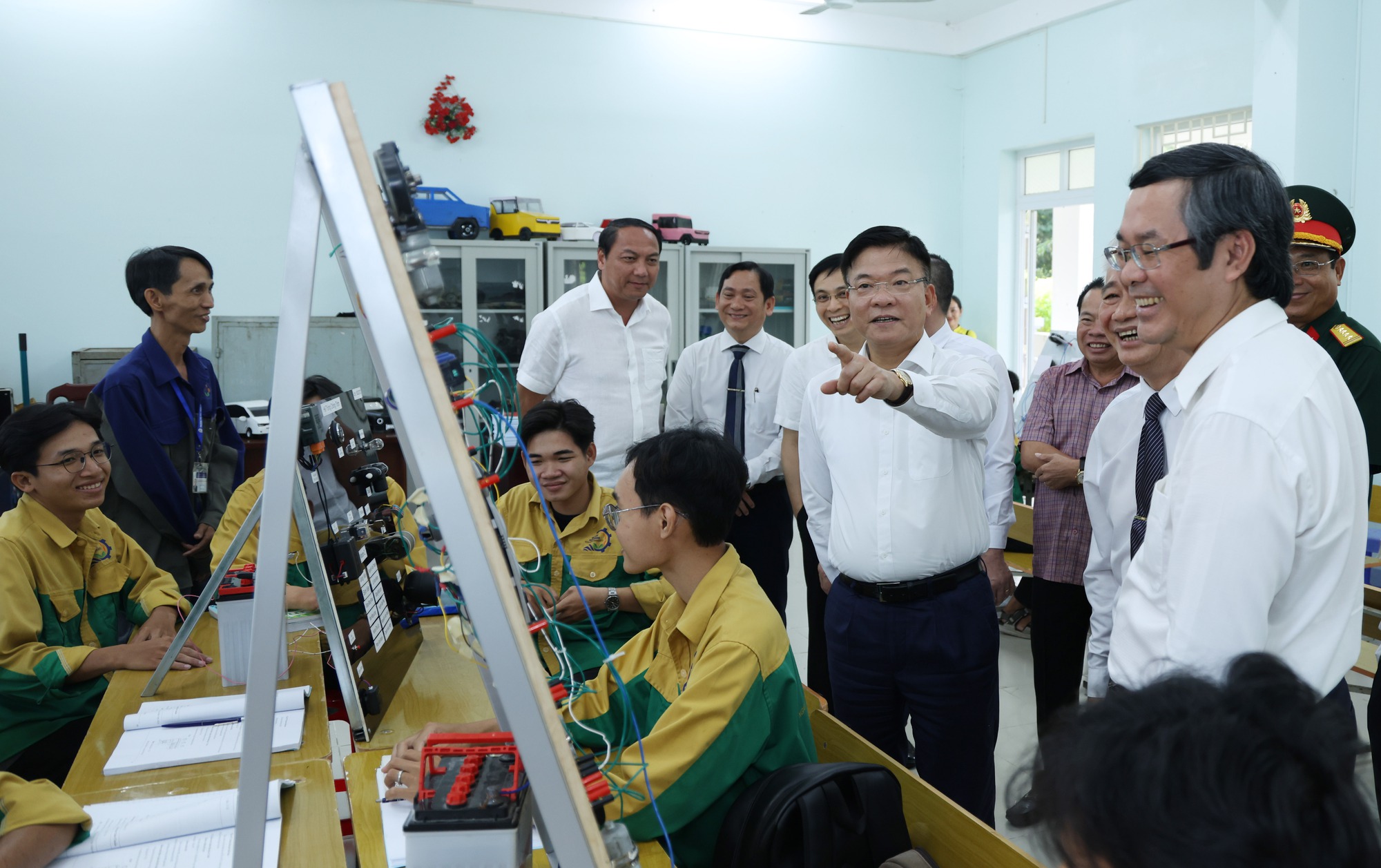 Phó Thủ tướng Lê Thành Long: Đại học Kiên Giang cần tập trung hơn cho nghiên cứu khoa học, đổi mới sáng tạo- Ảnh 3. Phó Thủ tướng Lê Thành Long: Đại học Kiên Giang cần tập trung hơn cho nghiên cứu khoa học, đổi mới sáng tạo- Ảnh 3.
