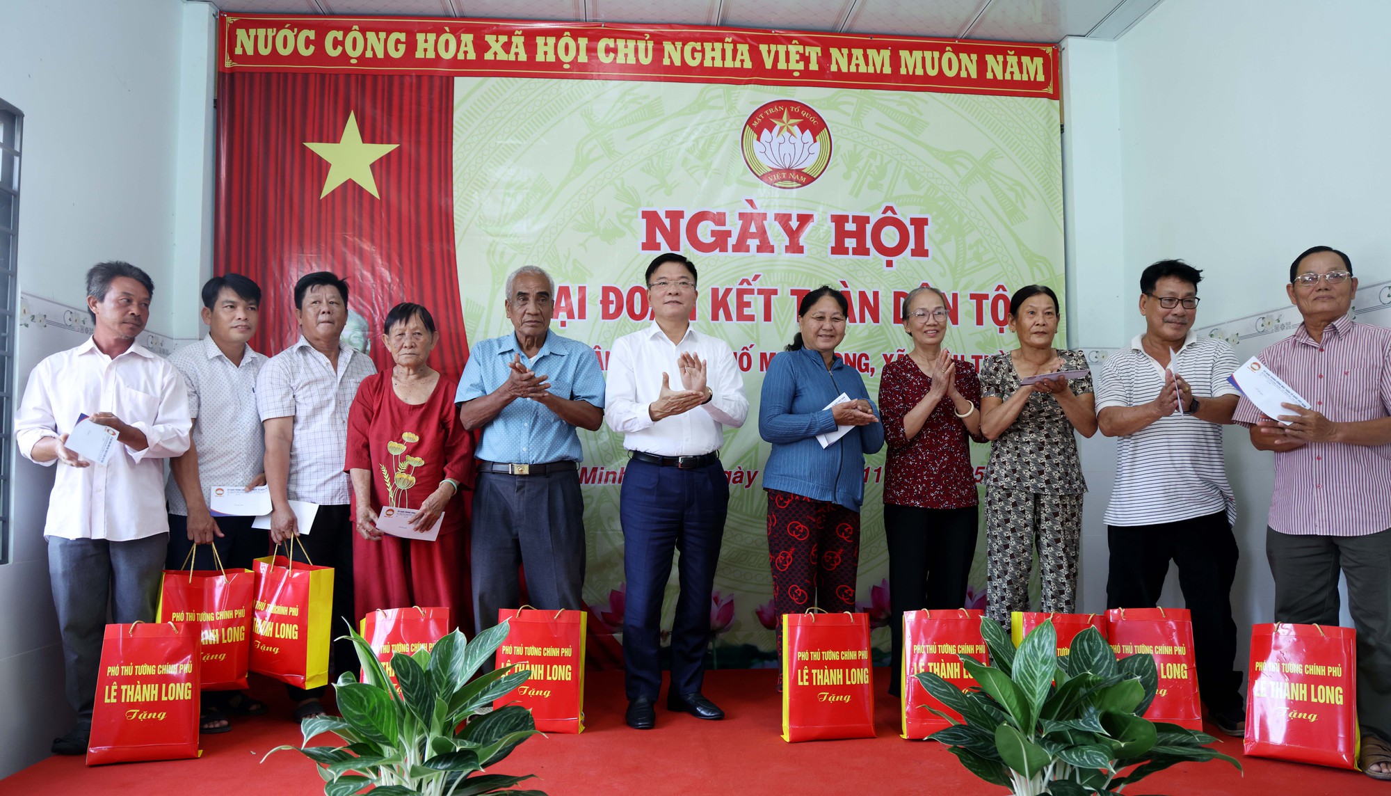 Phó Thủ tướng Lê Thành Long dự Ngày hội Đại đoàn kết toàn dân tộc tại An Giang- Ảnh 4. Phó Thủ tướng Lê Thành Long dự Ngày hội Đại đoàn kết toàn dân tộc tại An Giang- Ảnh 4.