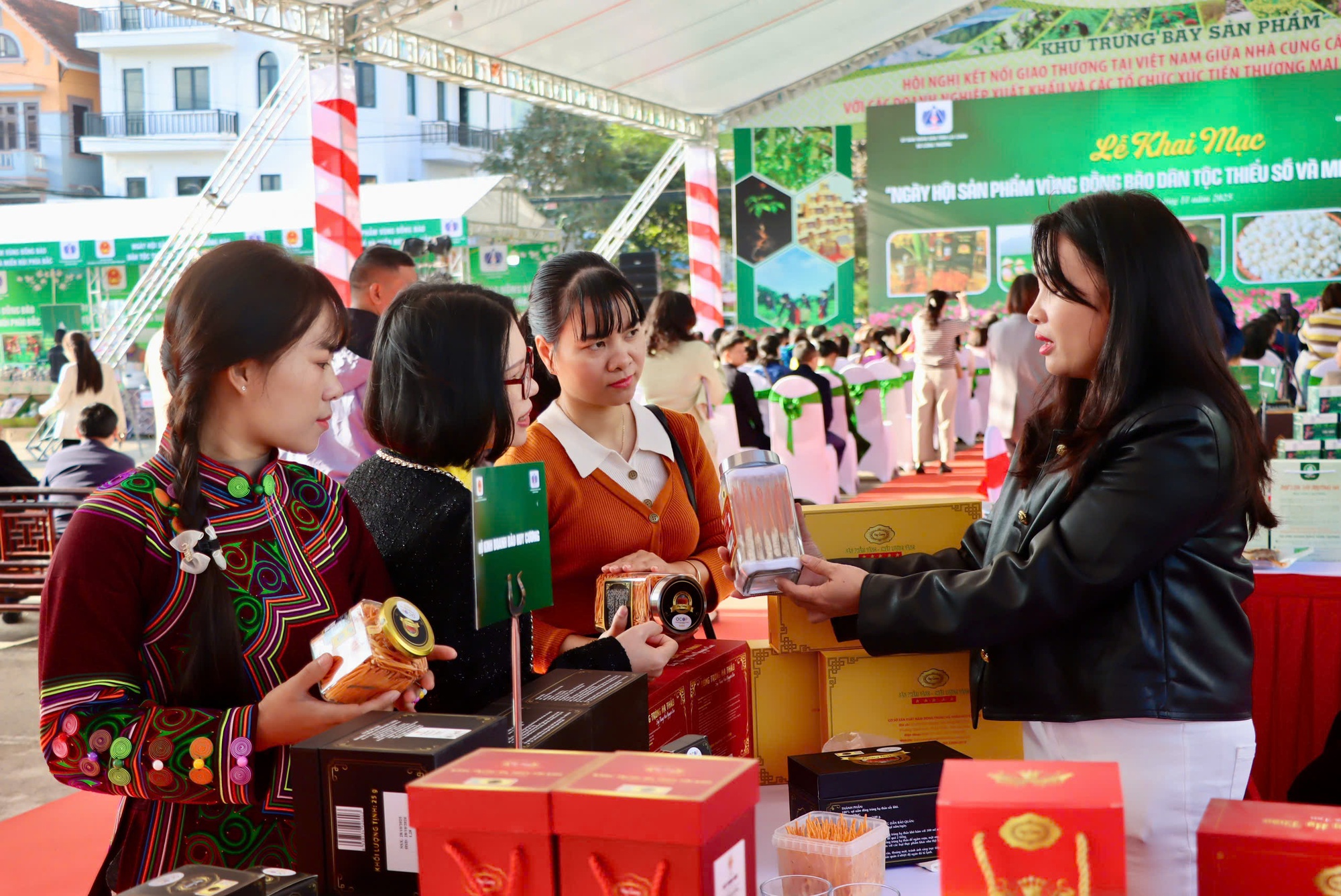 Khai mạc Ngày hội sản phẩm vùng đồng bào dân tộc thiểu số và miền núi phía Bắc- Ảnh 3. Khai mạc Ngày hội sản phẩm vùng đồng bào dân tộc thiểu số và miền núi phía Bắc- Ảnh 3.