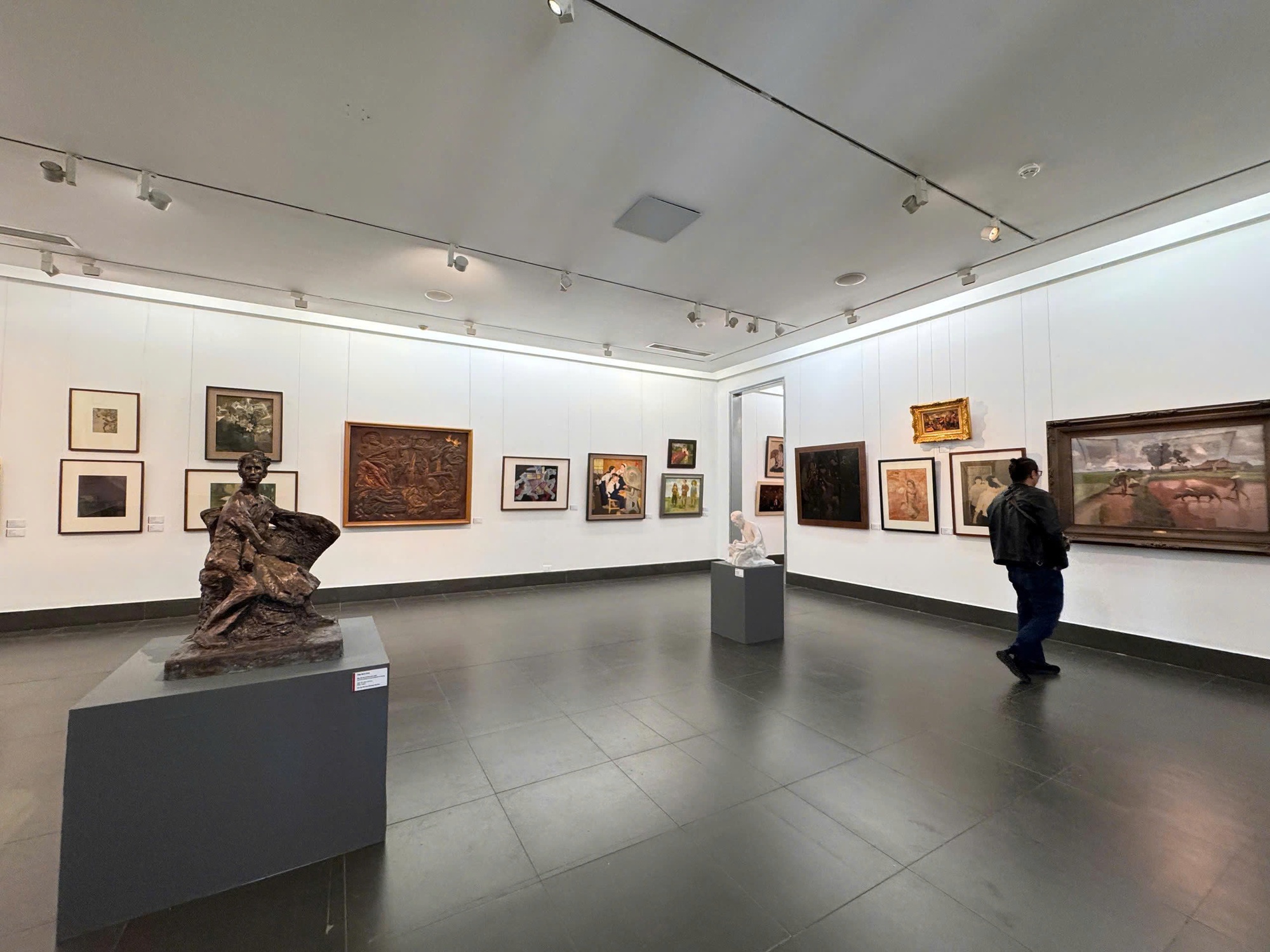 150 tác phẩm tranh, tượng, phù điêu tại Triển lãm ‘100 năm Mỹ thuật hiện đại’- Ảnh 3. 150 tác phẩm tranh, tượng, phù điêu tại Triển lãm ‘100 năm Mỹ thuật hiện đại’- Ảnh 3.