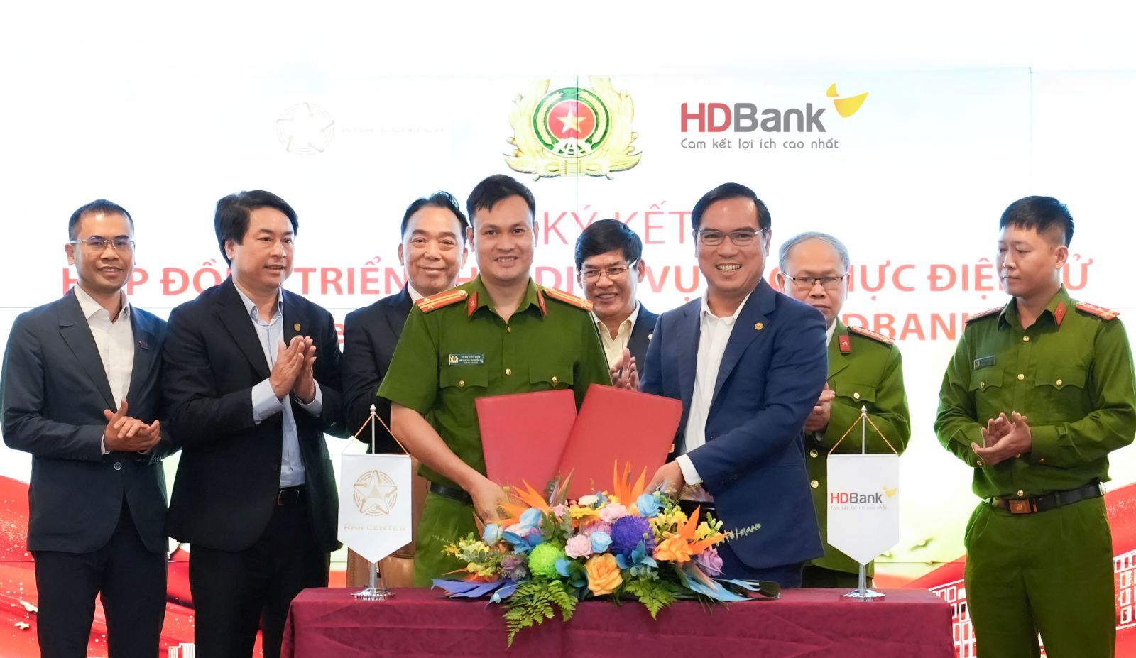 HDBank hợp tác với Trung tâm RAR của Bộ Công an để Tích hợp VNeID- Ảnh 1. HDBank hợp tác với Trung tâm RAR của Bộ Công an để Tích hợp VNeID- Ảnh 1.