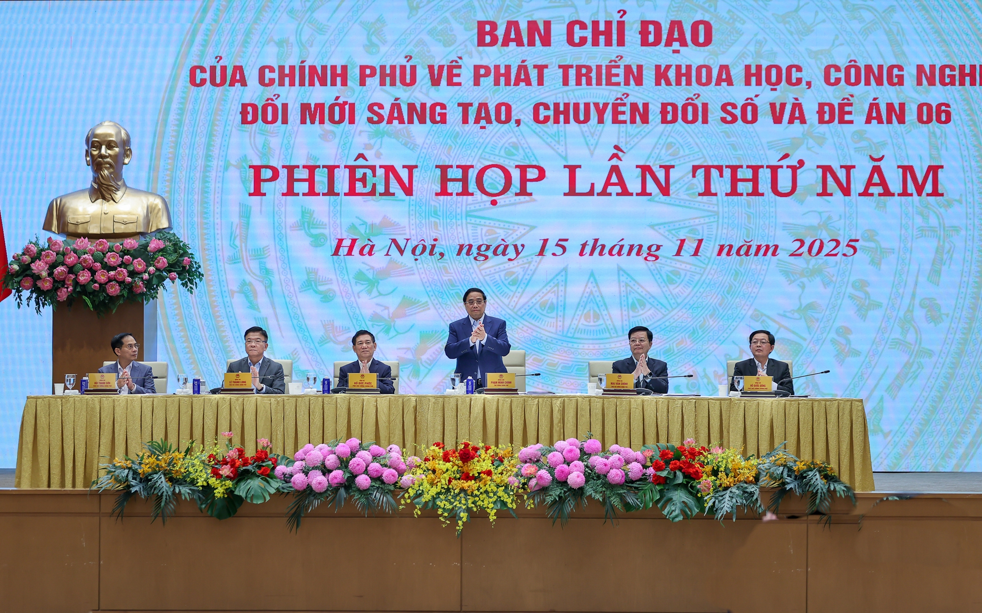 Thủ tướng: Dứt khoát cắt bỏ những thủ tục không cần thiết mà người dân vẫn phải làm