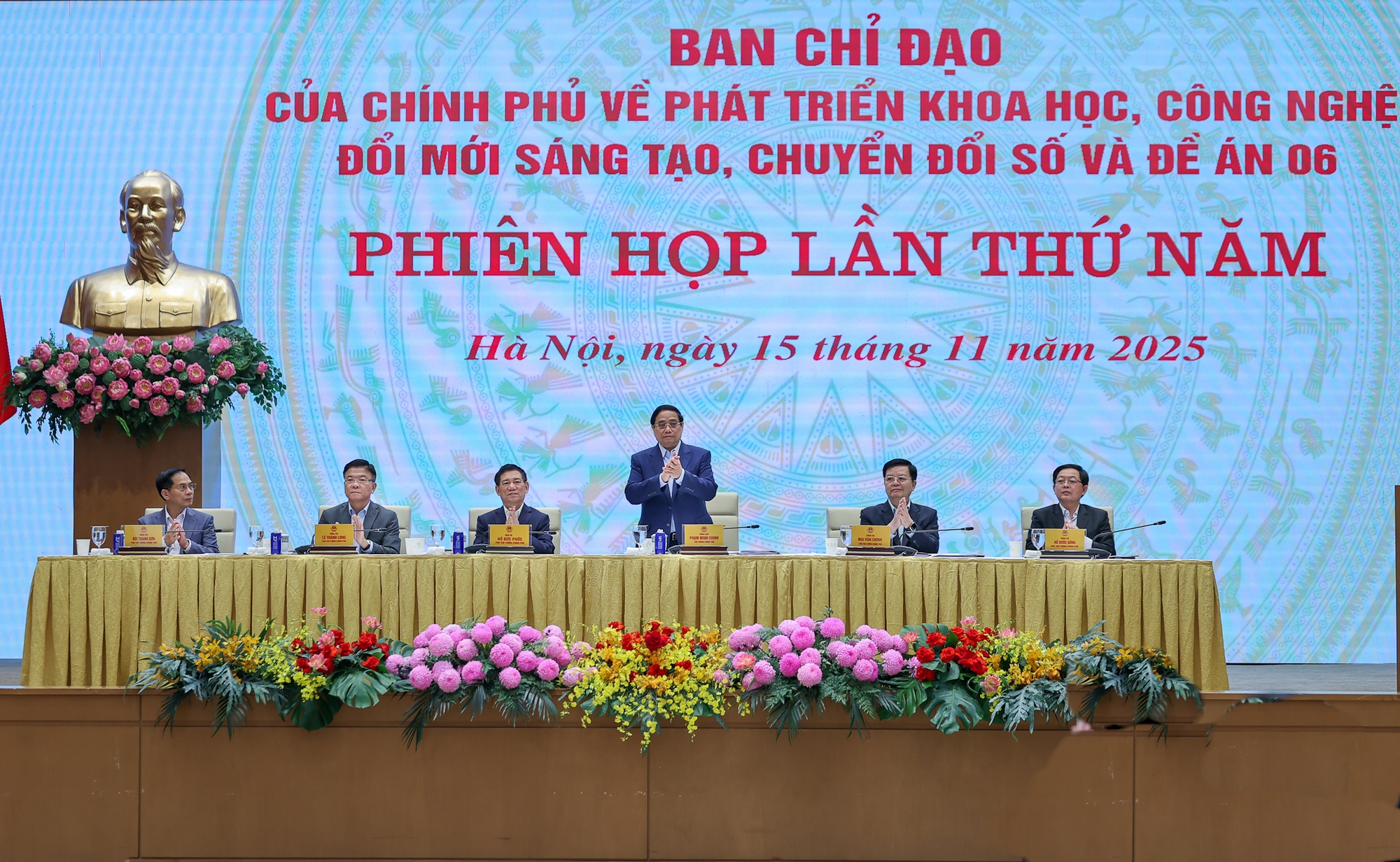 Thủ tướng: Dứt khoát cắt bỏ những thủ tục không cần thiết mà người dân vẫn phải làm- Ảnh 1.