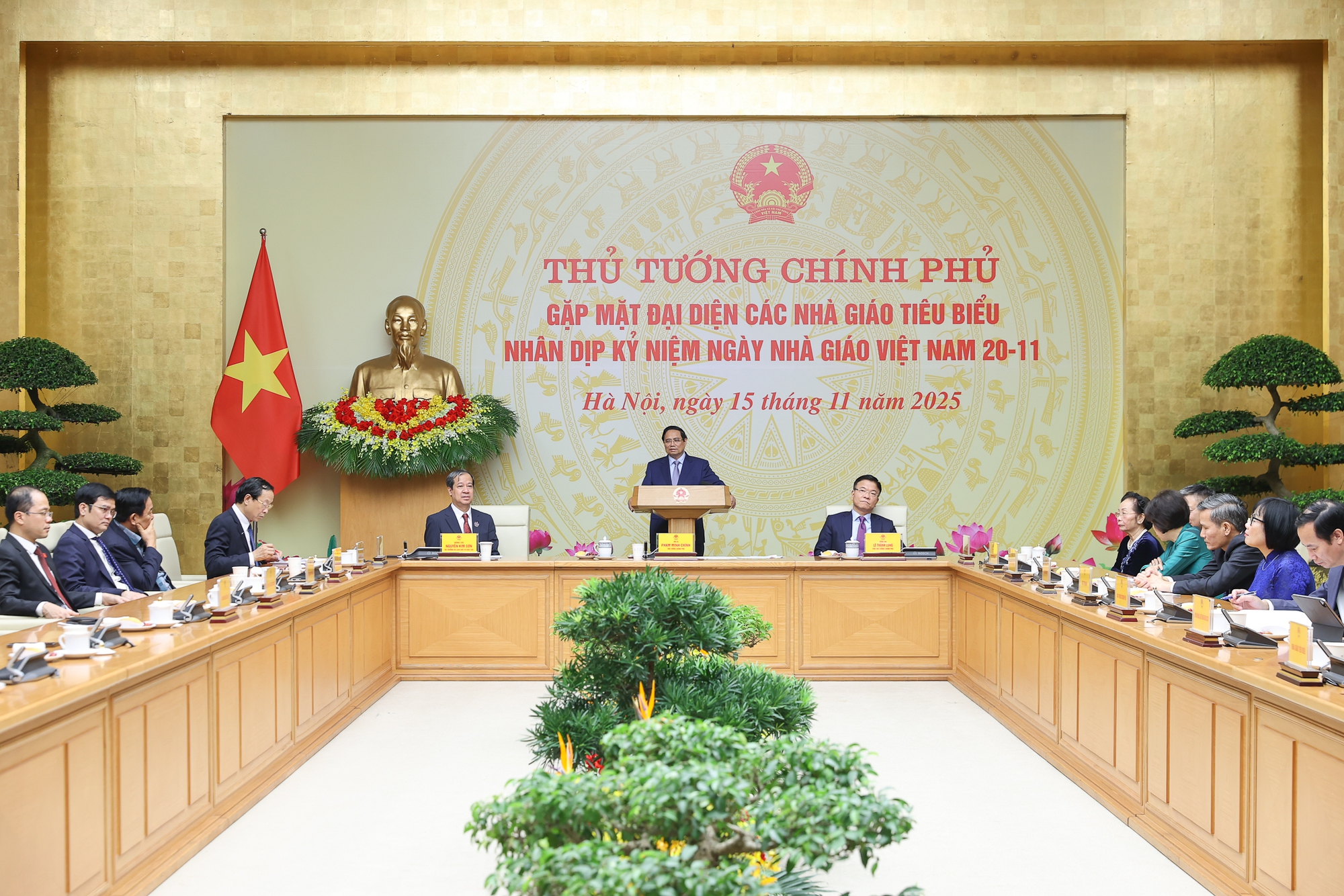 Thủ tướng: Đầu tư cho con người là đầu tư quan trọng nhất- Ảnh 9. Thủ tướng: Đầu tư cho con người là đầu tư quan trọng nhất- Ảnh 9.