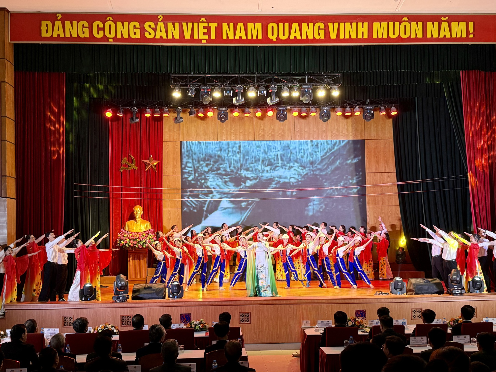 Trường Đại học Giao thông vận tải: 'Lá cờ đầu' dẫn dắt đào tạo công nghệ và hạ tầng GTVT tiên tiến- Ảnh 5. Trường Đại học Giao thông vận tải: 'Lá cờ đầu' dẫn dắt đào tạo công nghệ và hạ tầng GTVT tiên tiến- Ảnh 5.