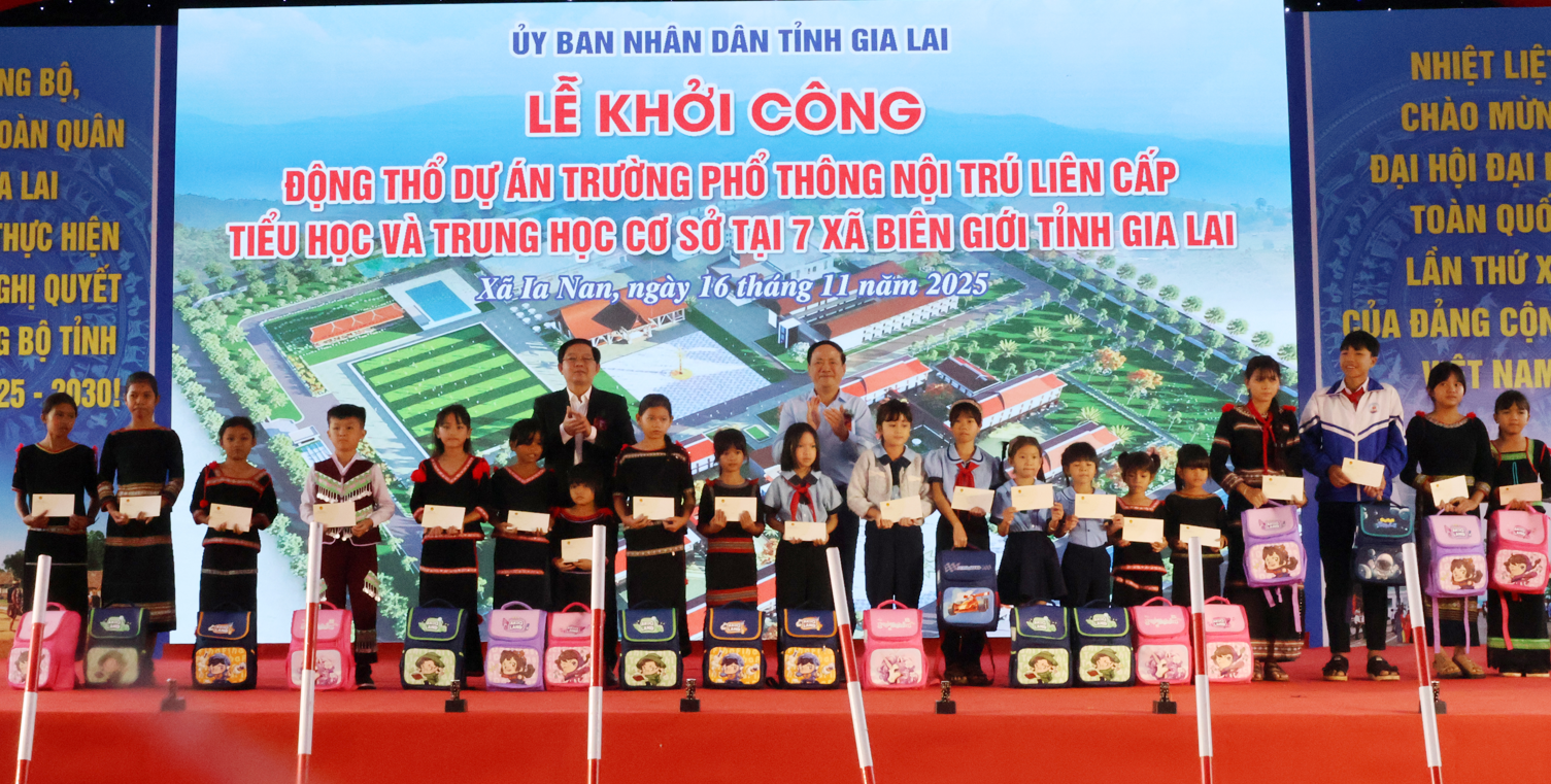Phó Thủ tướng Hồ Quốc Dũng dự lễ khởi công 7 trường nội trú biên giới tỉnh Gia Lai- Ảnh 9. Phó Thủ tướng Hồ Quốc Dũng dự lễ khởi công 7 trường nội trú biên giới tỉnh Gia Lai- Ảnh 9.