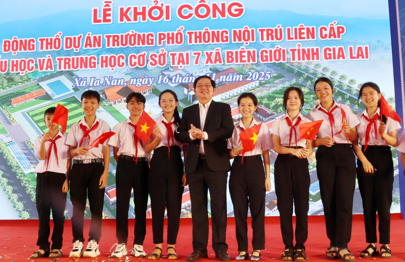 Phó Thủ tướng Hồ Quốc Dũng dự lễ khởi công 7 trường nội trú biên giới tỉnh Gia Lai- Ảnh 8. Phó Thủ tướng Hồ Quốc Dũng dự lễ khởi công 7 trường nội trú biên giới tỉnh Gia Lai- Ảnh 8.