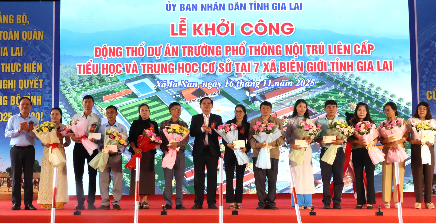 Phó Thủ tướng Hồ Quốc Dũng dự lễ khởi công 7 trường nội trú biên giới tỉnh Gia Lai- Ảnh 10. Phó Thủ tướng Hồ Quốc Dũng dự lễ khởi công 7 trường nội trú biên giới tỉnh Gia Lai- Ảnh 10.