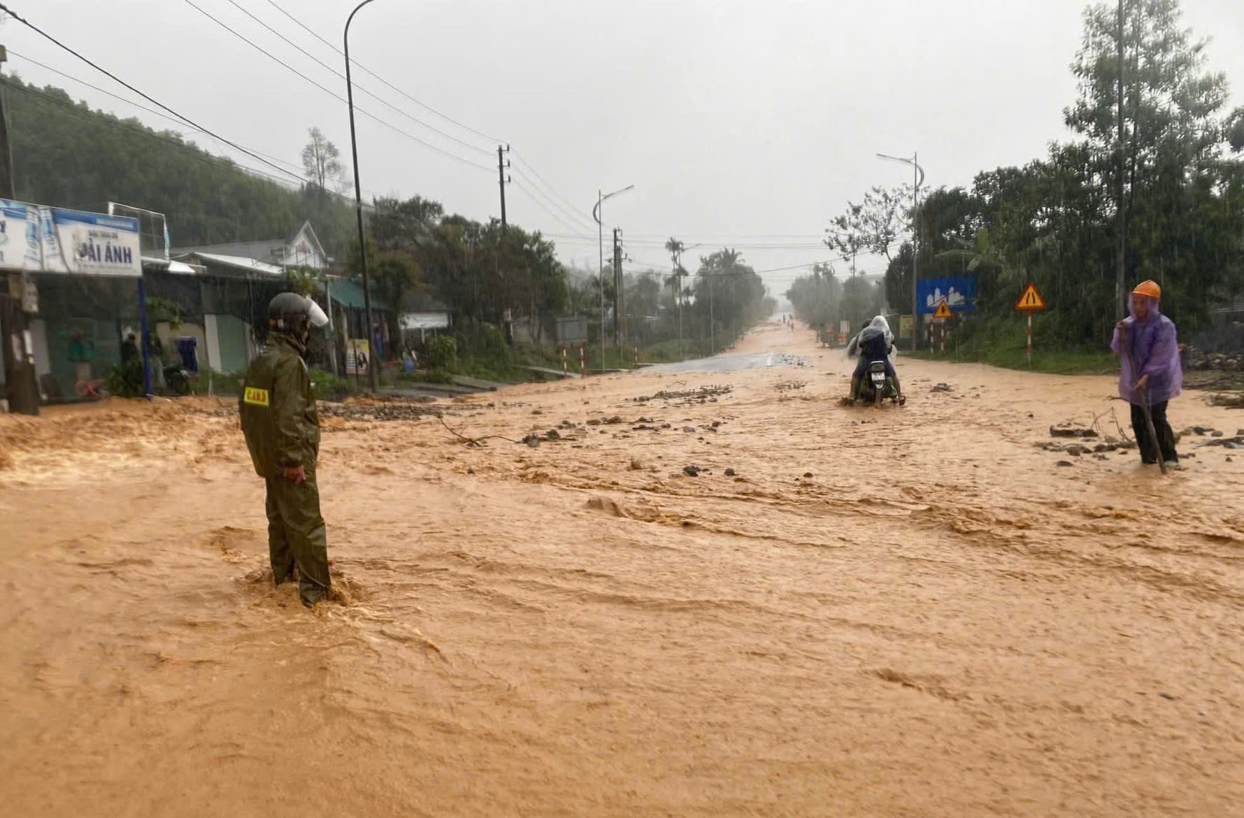 Mưa lớn trên diện rộng, cảnh báo lũ lớn trên các sông ở Đà Nẵng và Huế- Ảnh 3. Mưa lớn trên diện rộng, cảnh báo lũ lớn trên các sông ở Đà Nẵng và Huế- Ảnh 3.