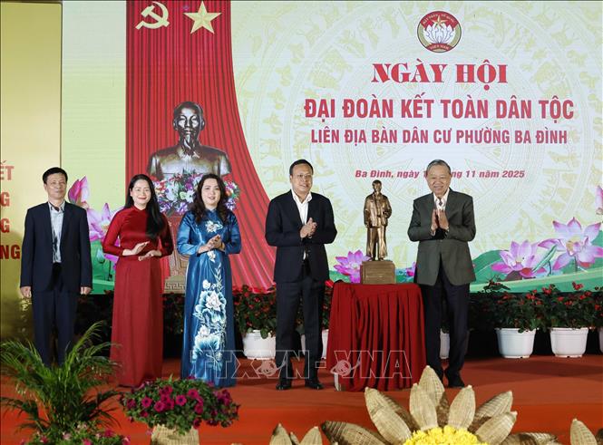 Tổng Bí thư Tô Lâm dự Ngày hội Đại đoàn kết dân tộc tại phường Ba Đình, Hà Nội- Ảnh 1. Tổng Bí thư Tô Lâm dự Ngày hội Đại đoàn kết dân tộc tại phường Ba Đình, Hà Nội- Ảnh 1.