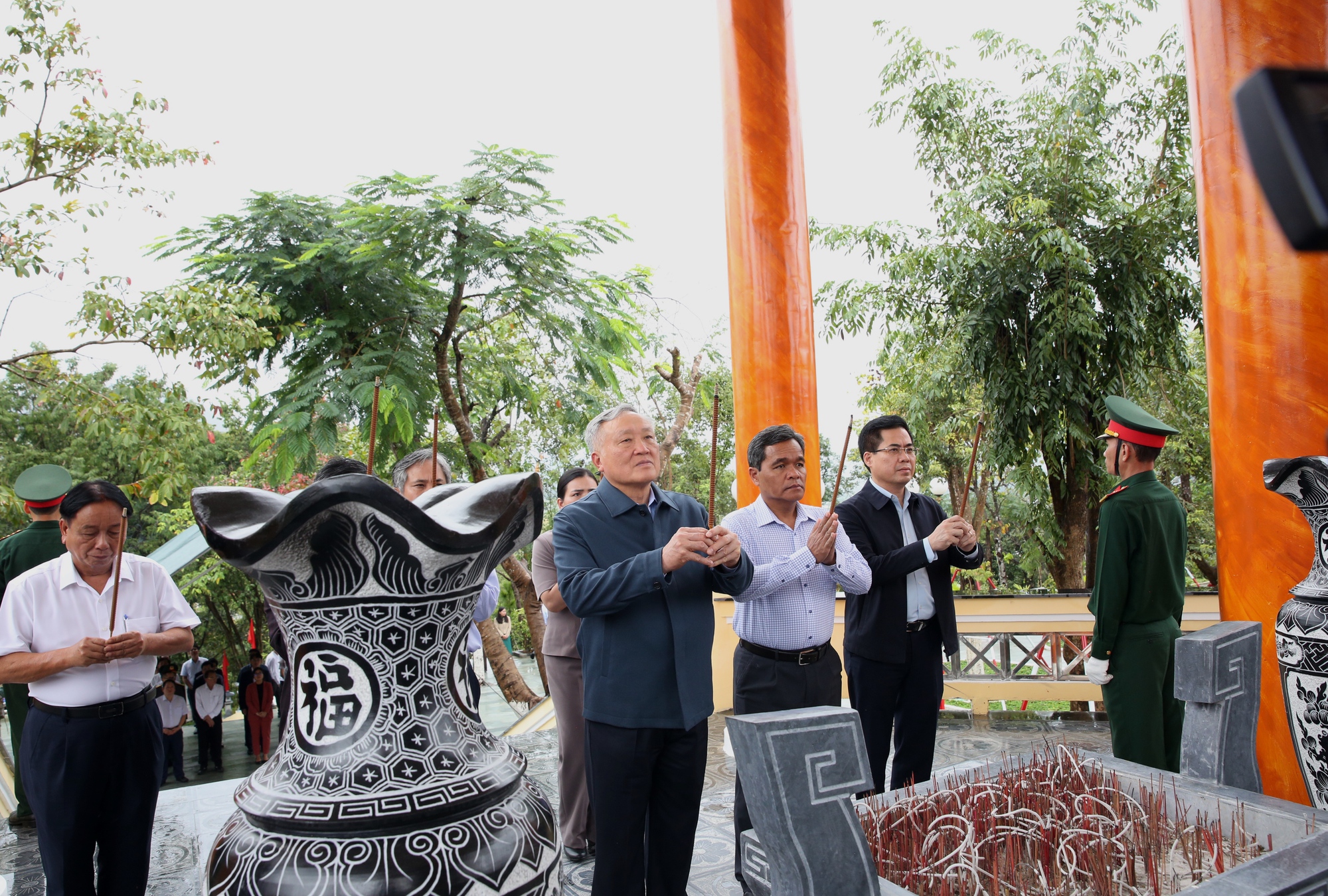 Phó Thủ tướng Thường trực Nguyễn Hòa Bình dâng hương tưởng niệm các anh hùng liệt sĩ tại Di tích lịch sử Chiến thắng Kon Braih- Ảnh 3. Phó Thủ tướng Thường trực Nguyễn Hòa Bình dâng hương tưởng niệm các anh hùng liệt sĩ tại Di tích lịch sử Chiến thắng Kon Braih- Ảnh 3.