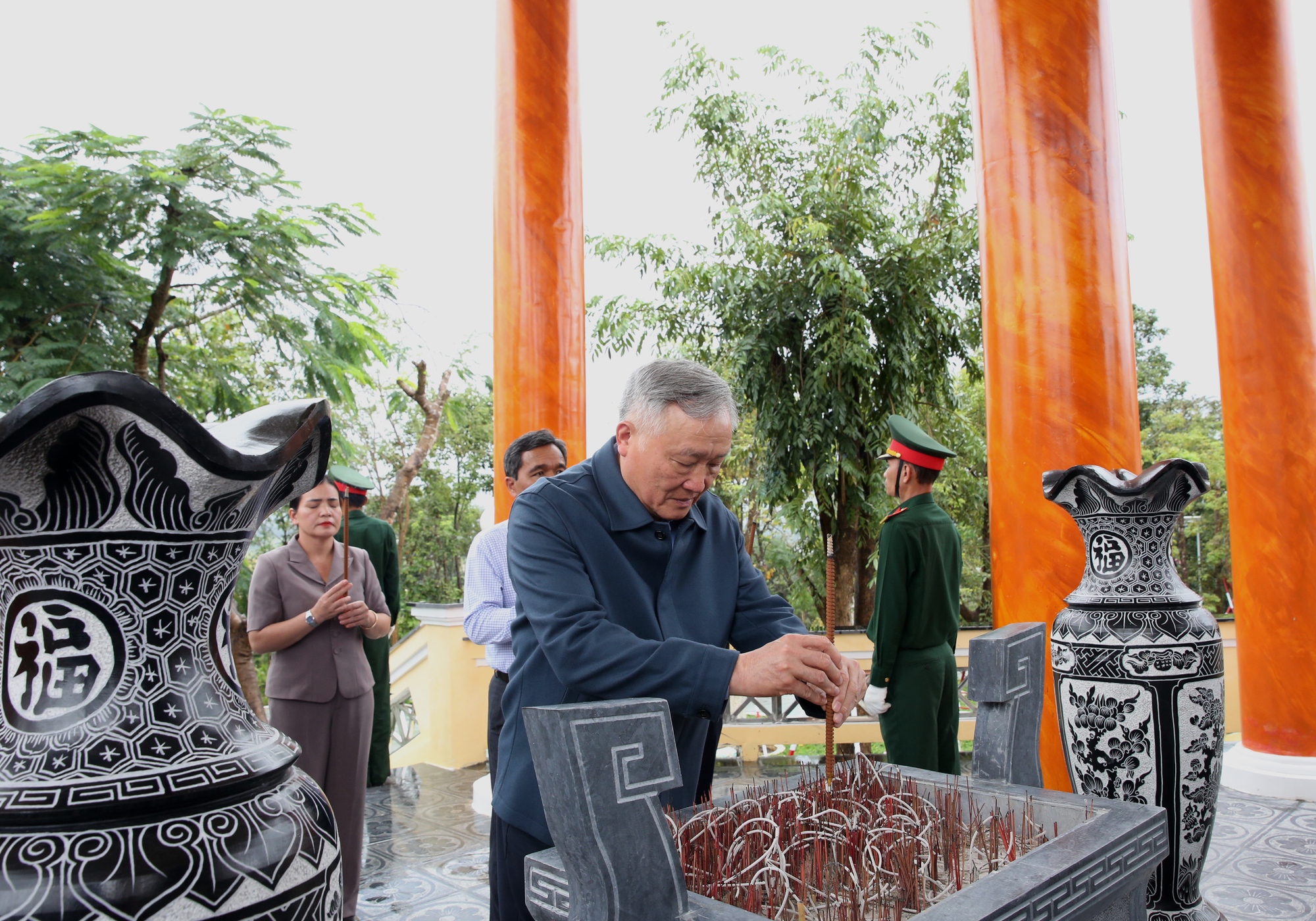 Phó Thủ tướng Thường trực Nguyễn Hòa Bình dâng hương tưởng niệm các anh hùng liệt sĩ tại Di tích lịch sử Chiến thắng Kon Braih- Ảnh 4. Phó Thủ tướng Thường trực Nguyễn Hòa Bình dâng hương tưởng niệm các anh hùng liệt sĩ tại Di tích lịch sử Chiến thắng Kon Braih- Ảnh 4.