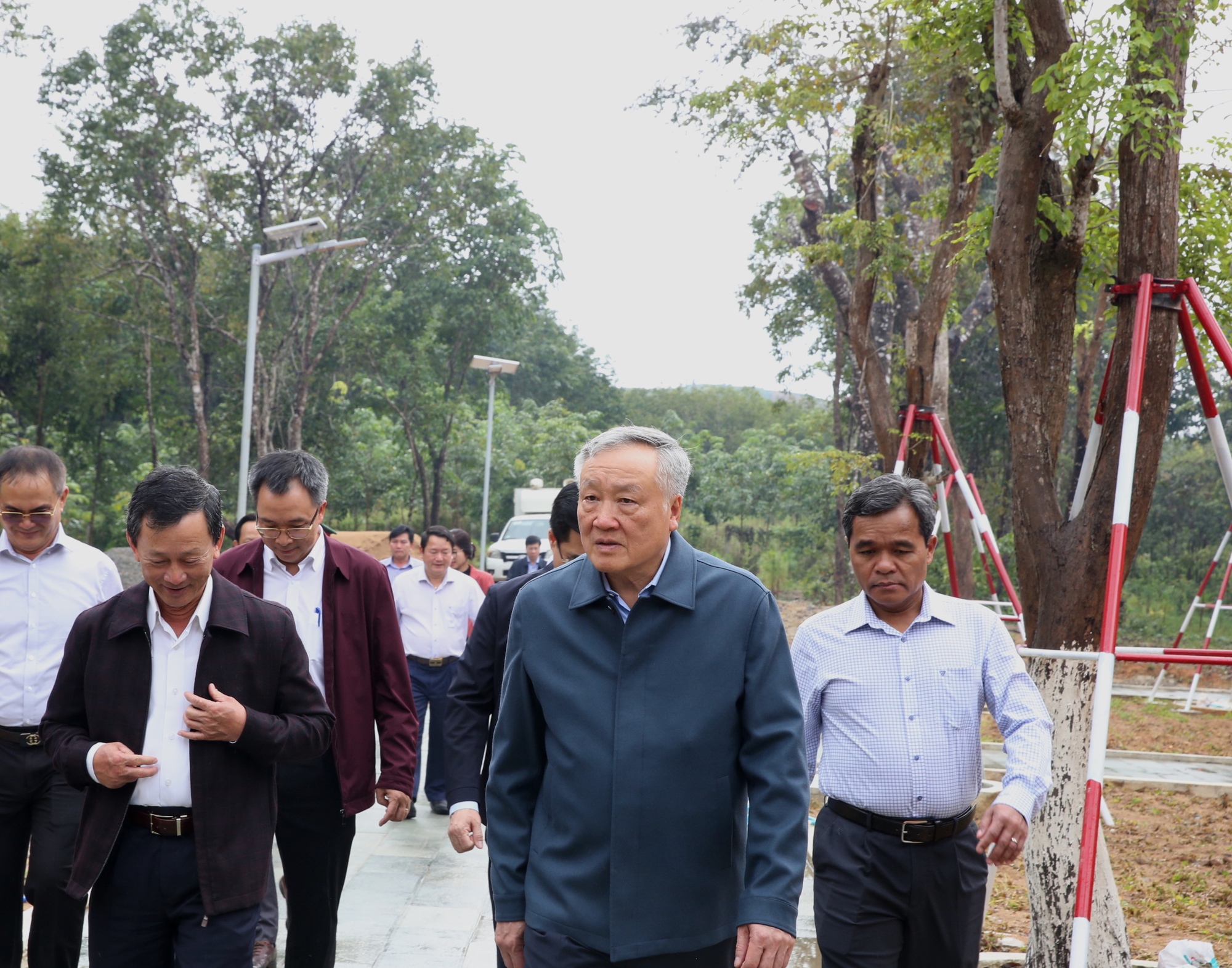 Phó Thủ tướng Thường trực Nguyễn Hòa Bình dâng hương tưởng niệm các anh hùng liệt sĩ tại Di tích lịch sử Chiến thắng Kon Braih- Ảnh 1. Phó Thủ tướng Thường trực Nguyễn Hòa Bình dâng hương tưởng niệm các anh hùng liệt sĩ tại Di tích lịch sử Chiến thắng Kon Braih- Ảnh 1.