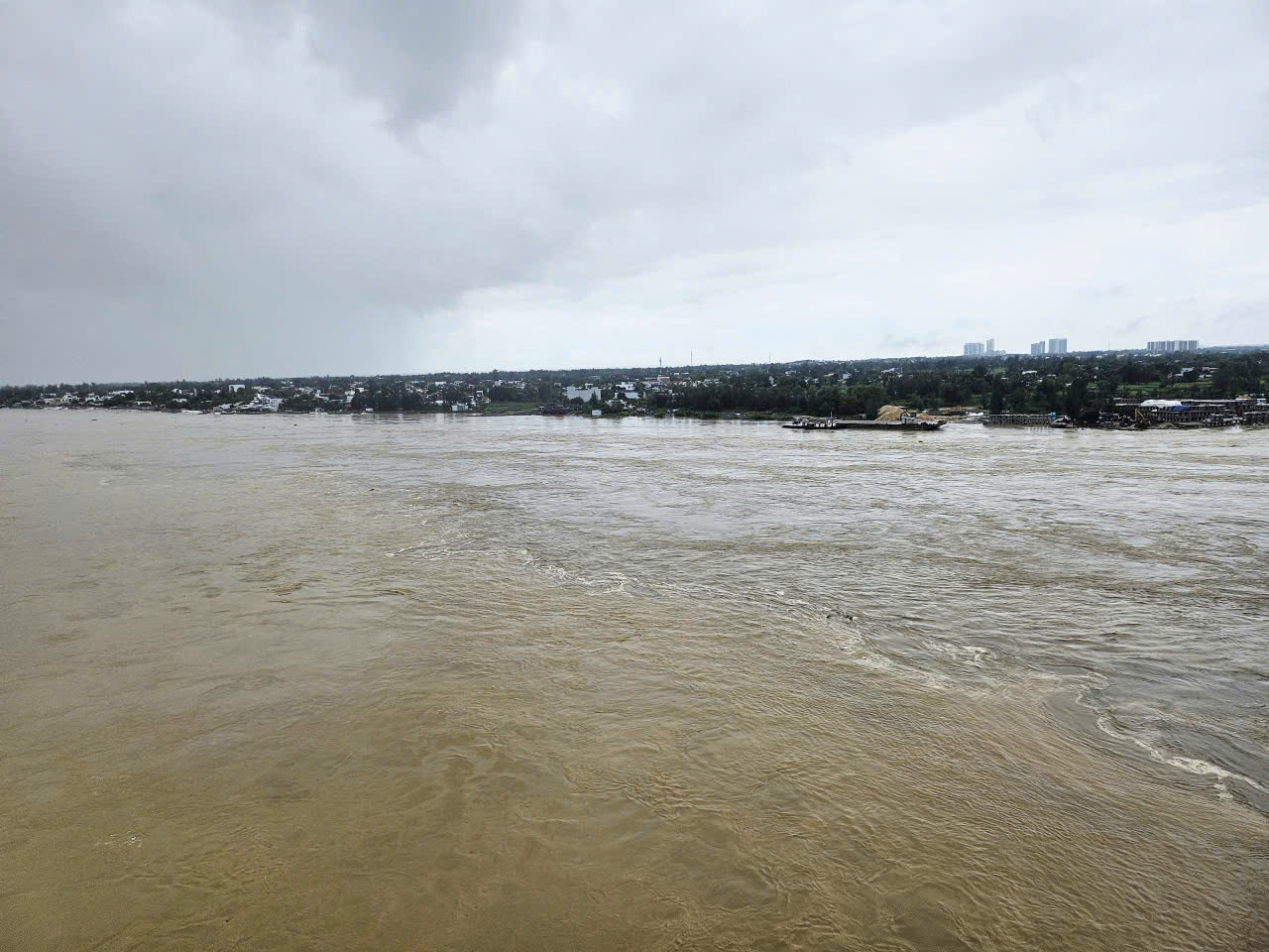 Mưa lớn trên diện rộng, cảnh báo lũ lớn trên các sông ở Đà Nẵng và Huế- Ảnh 1. Mưa lớn trên diện rộng, cảnh báo lũ lớn trên các sông ở Đà Nẵng và Huế- Ảnh 1.