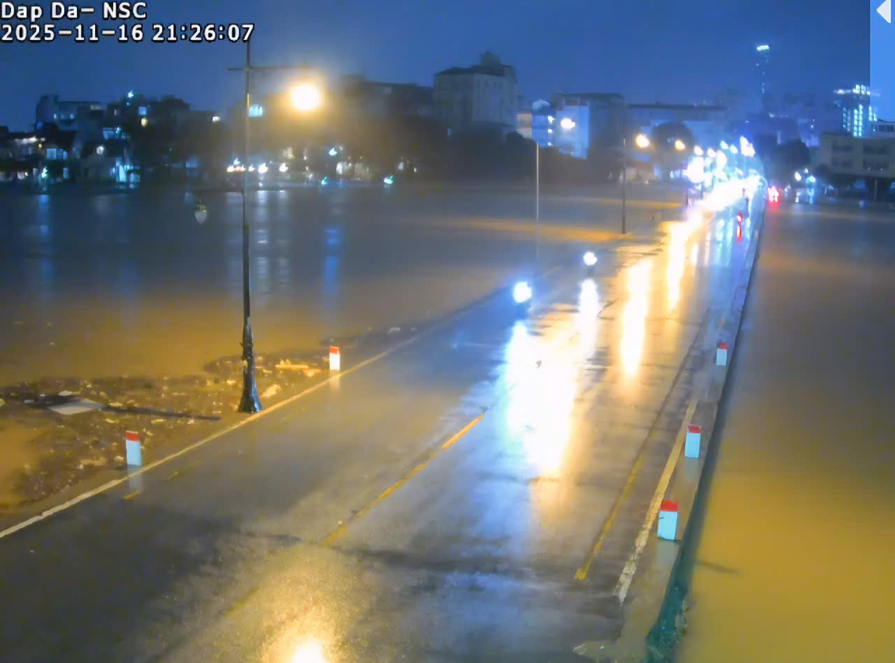 Mưa lớn trên diện rộng, cảnh báo lũ lớn trên các sông ở Đà Nẵng và Huế- Ảnh 2. Mưa lớn trên diện rộng, cảnh báo lũ lớn trên các sông ở Đà Nẵng và Huế- Ảnh 2.