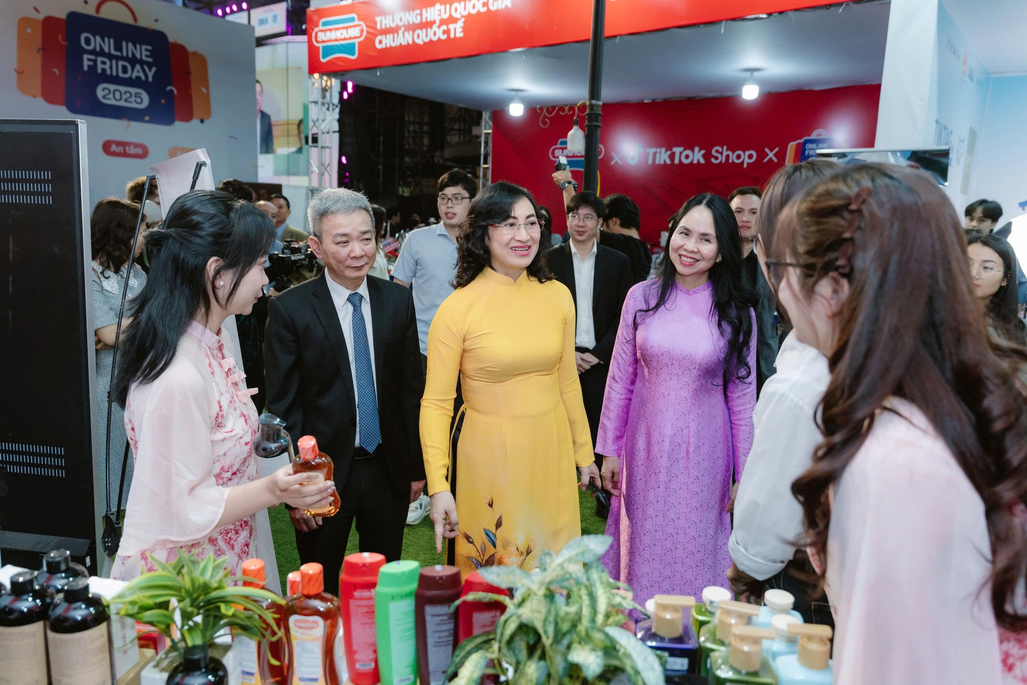 Xu hướng mua sắm số an toàn và minh bạch tại Online Friday 2025- Ảnh 1. Xu hướng mua sắm số an toàn và minh bạch tại Online Friday 2025- Ảnh 1.