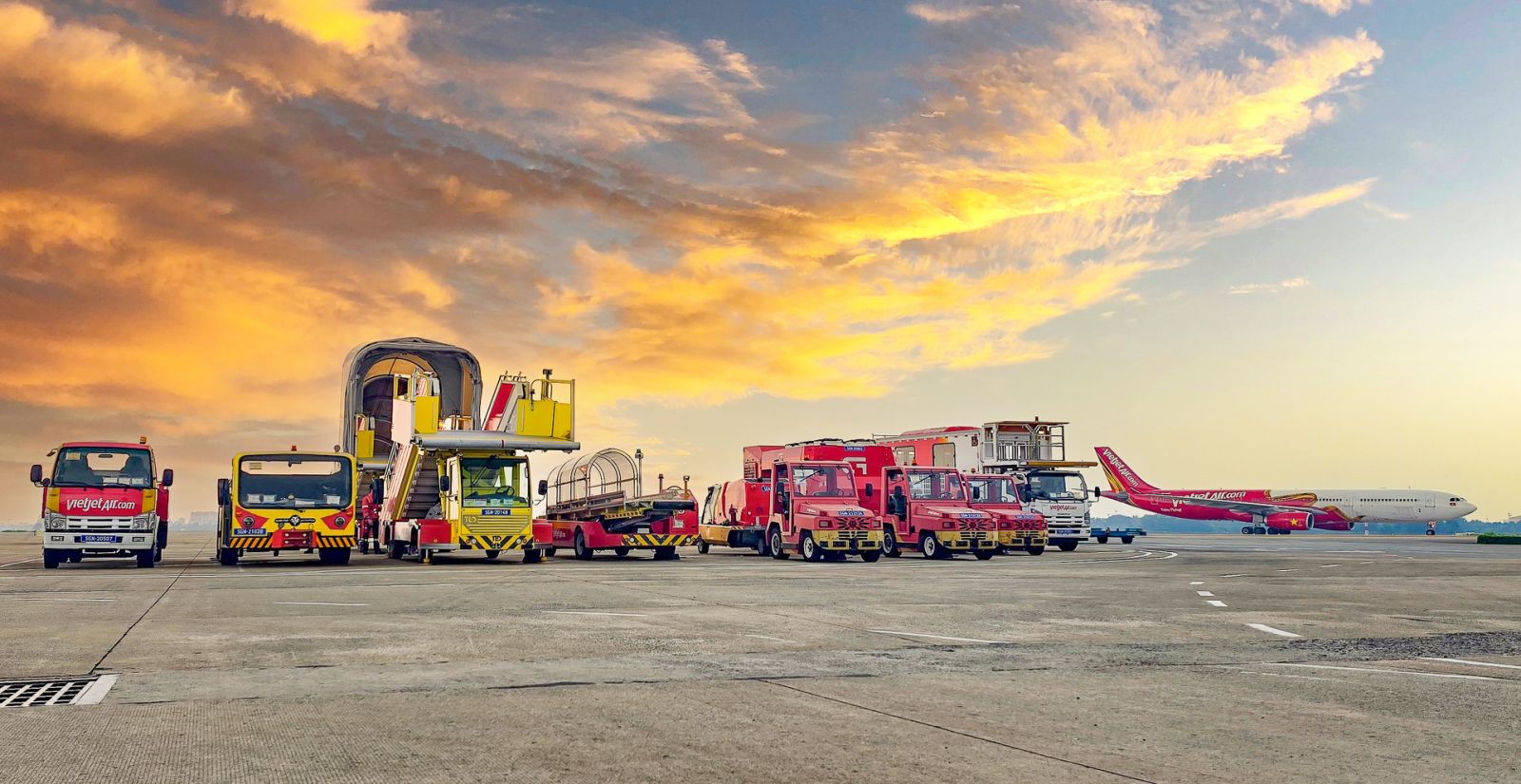 Tỷ lệ đúng giờ tăng mạnh tại Tân Sơn Nhất sau khi Vietjet tự phục vụ mặt đất, tạo đà cho cao điểm cuối năm- Ảnh 2. Tỷ lệ đúng giờ tăng mạnh tại Tân Sơn Nhất sau khi Vietjet tự phục vụ mặt đất, tạo đà cho cao điểm cuối năm- Ảnh 2.