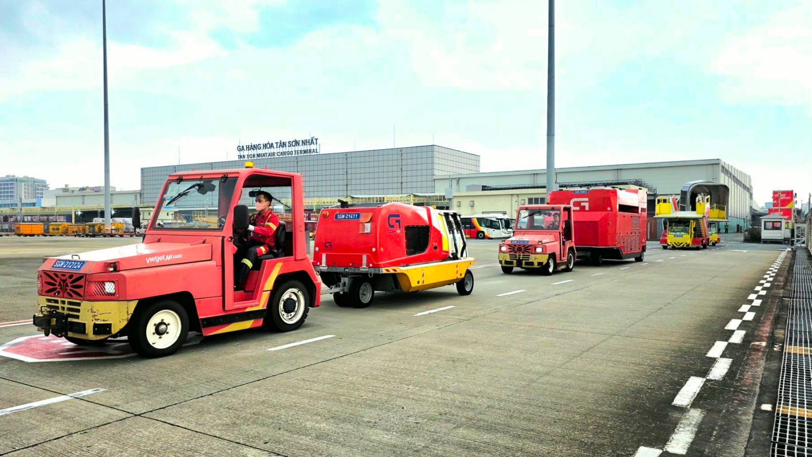 Tỷ lệ đúng giờ tăng mạnh tại Tân Sơn Nhất sau khi Vietjet tự phục vụ mặt đất, tạo đà cho cao điểm cuối năm- Ảnh 4. Tỷ lệ đúng giờ tăng mạnh tại Tân Sơn Nhất sau khi Vietjet tự phục vụ mặt đất, tạo đà cho cao điểm cuối năm- Ảnh 4.