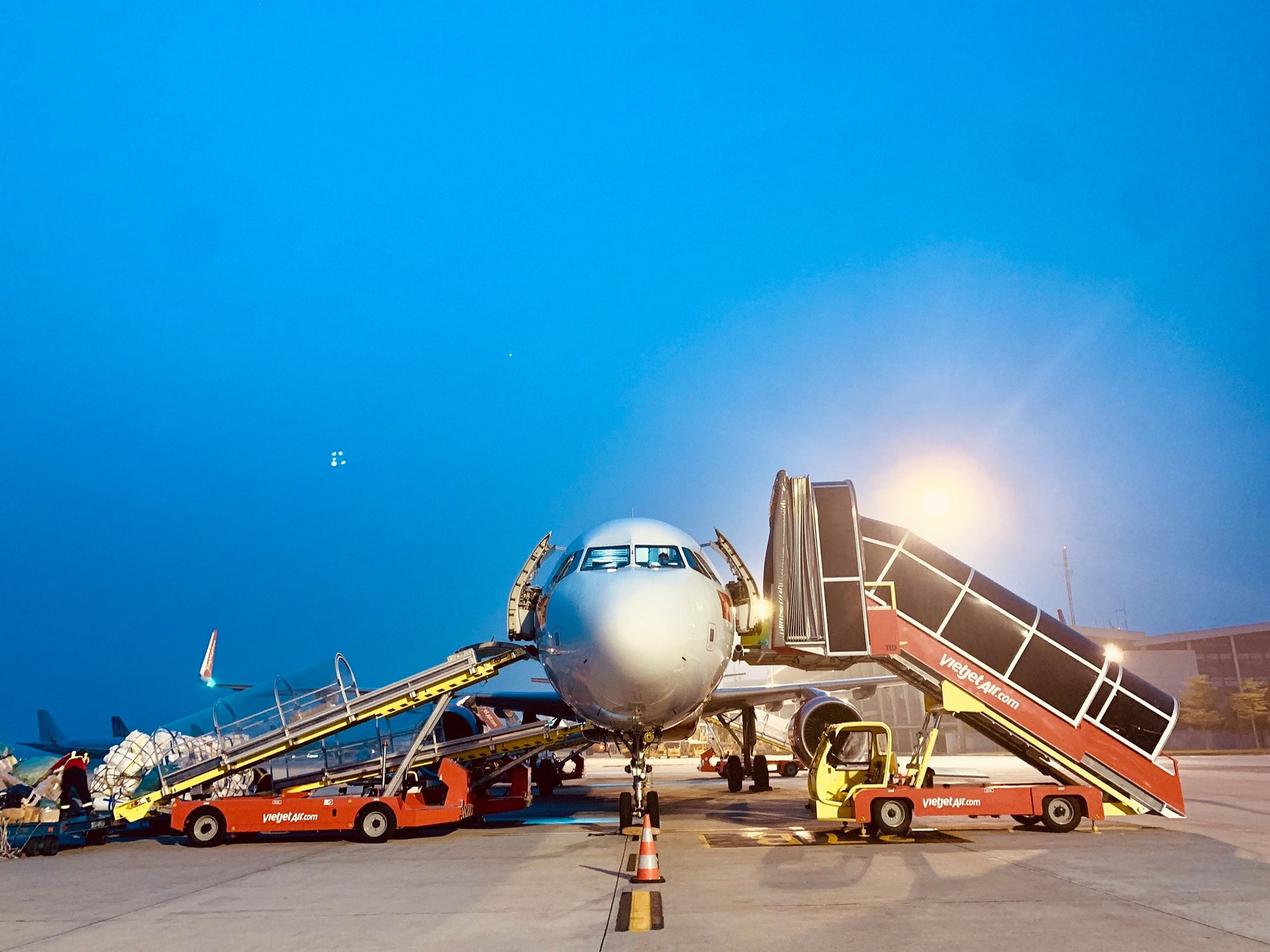 Tỷ lệ đúng giờ tăng mạnh tại Tân Sơn Nhất sau khi Vietjet tự phục vụ mặt đất, tạo đà cho cao điểm cuối năm- Ảnh 5.